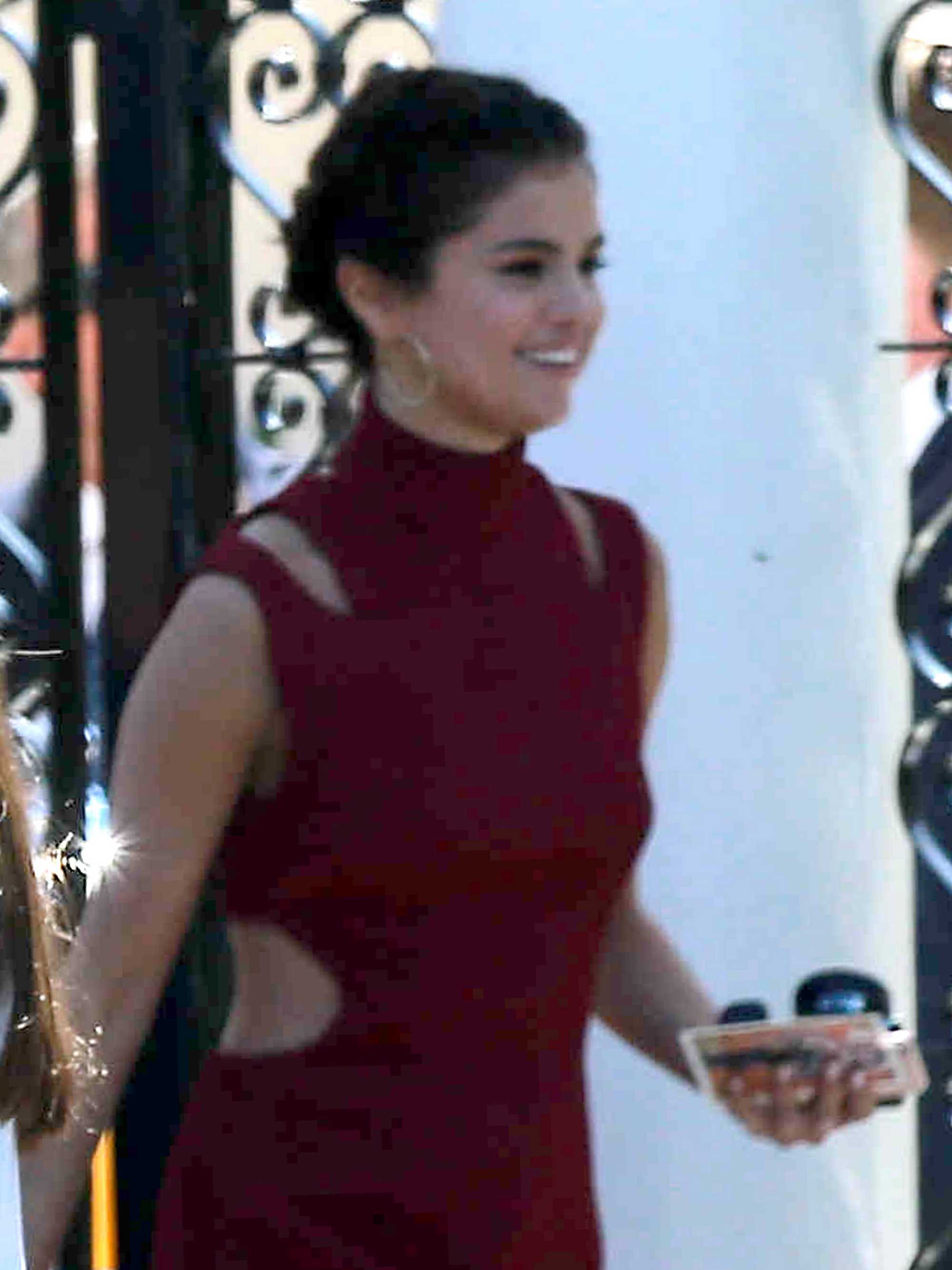 Selena_Gomez_-_At_David_Henrie___Maria_Cahill_s_Wedding_in_Los_Angeles_on_April_21-08.jpg