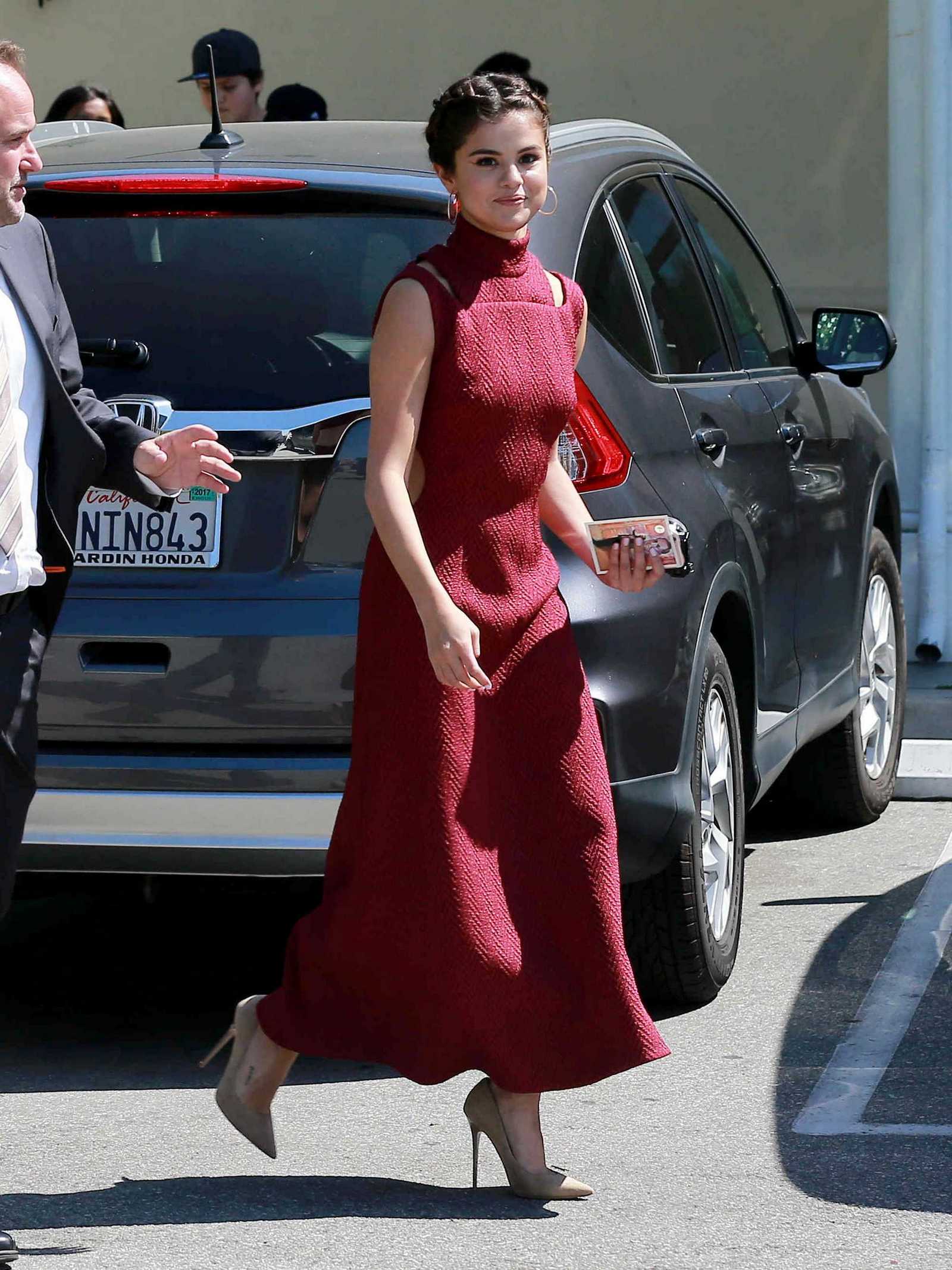 Selena_Gomez_-_At_David_Henrie___Maria_Cahill_s_Wedding_in_Los_Angeles_on_April_21-15.jpg