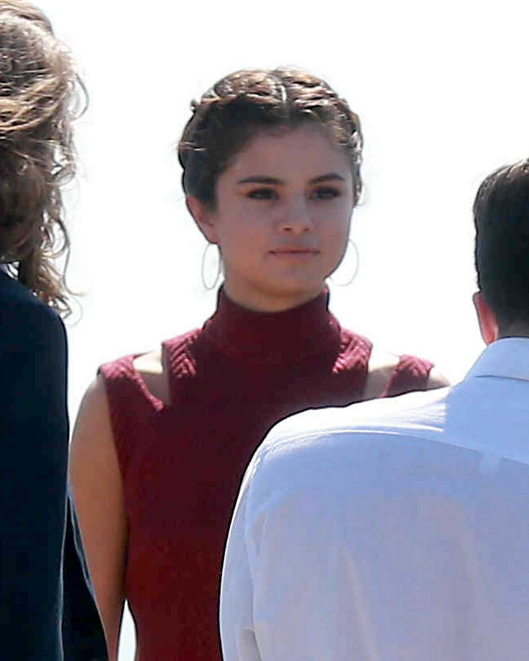 Selena_Gomez_-_At_David_Henrie___Maria_Cahill_s_Wedding_in_Los_Angeles_on_April_21-16.jpg