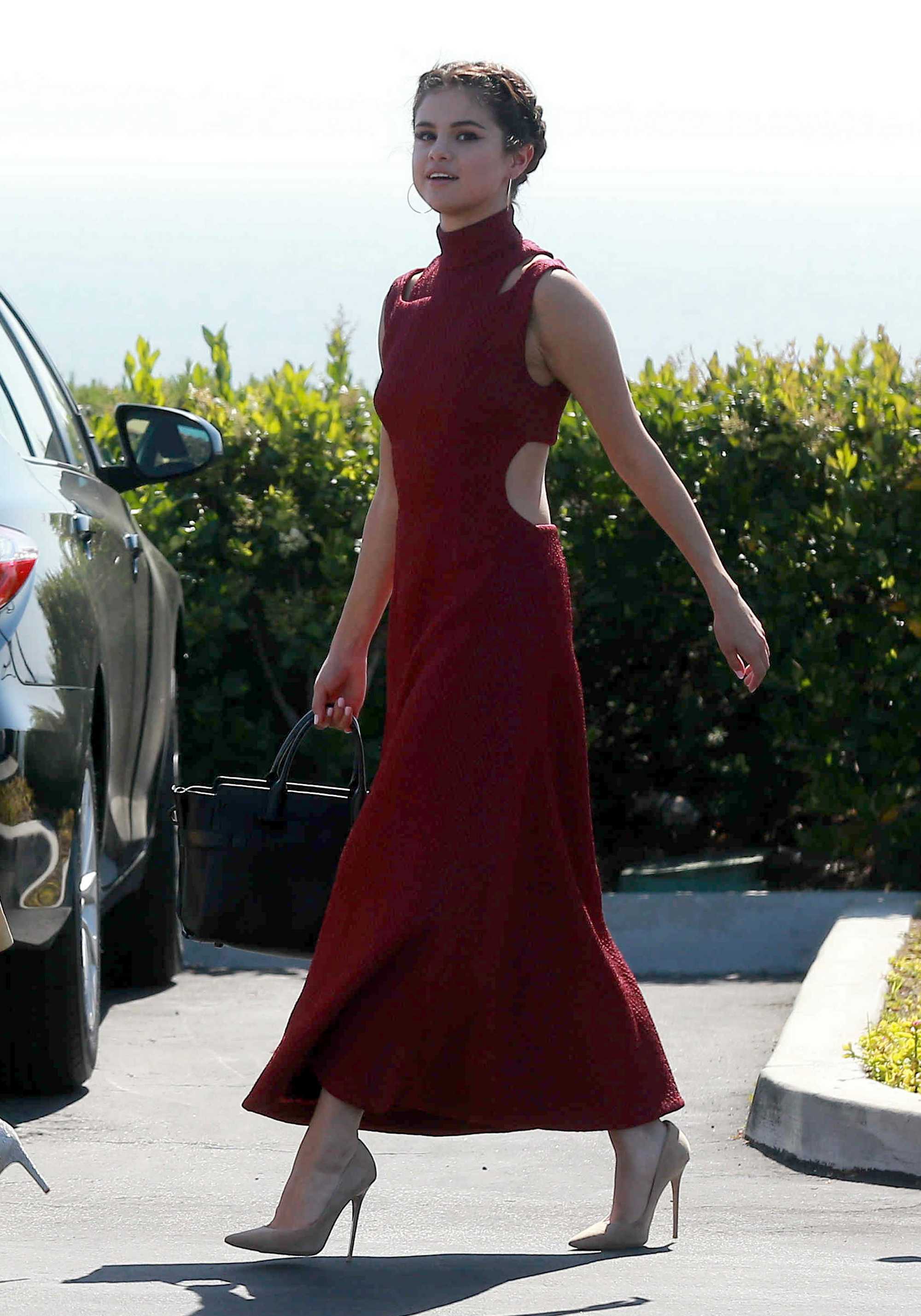 Selena_Gomez_-_At_David_Henrie___Maria_Cahill_s_Wedding_in_Los_Angeles_on_April_21-18.jpg