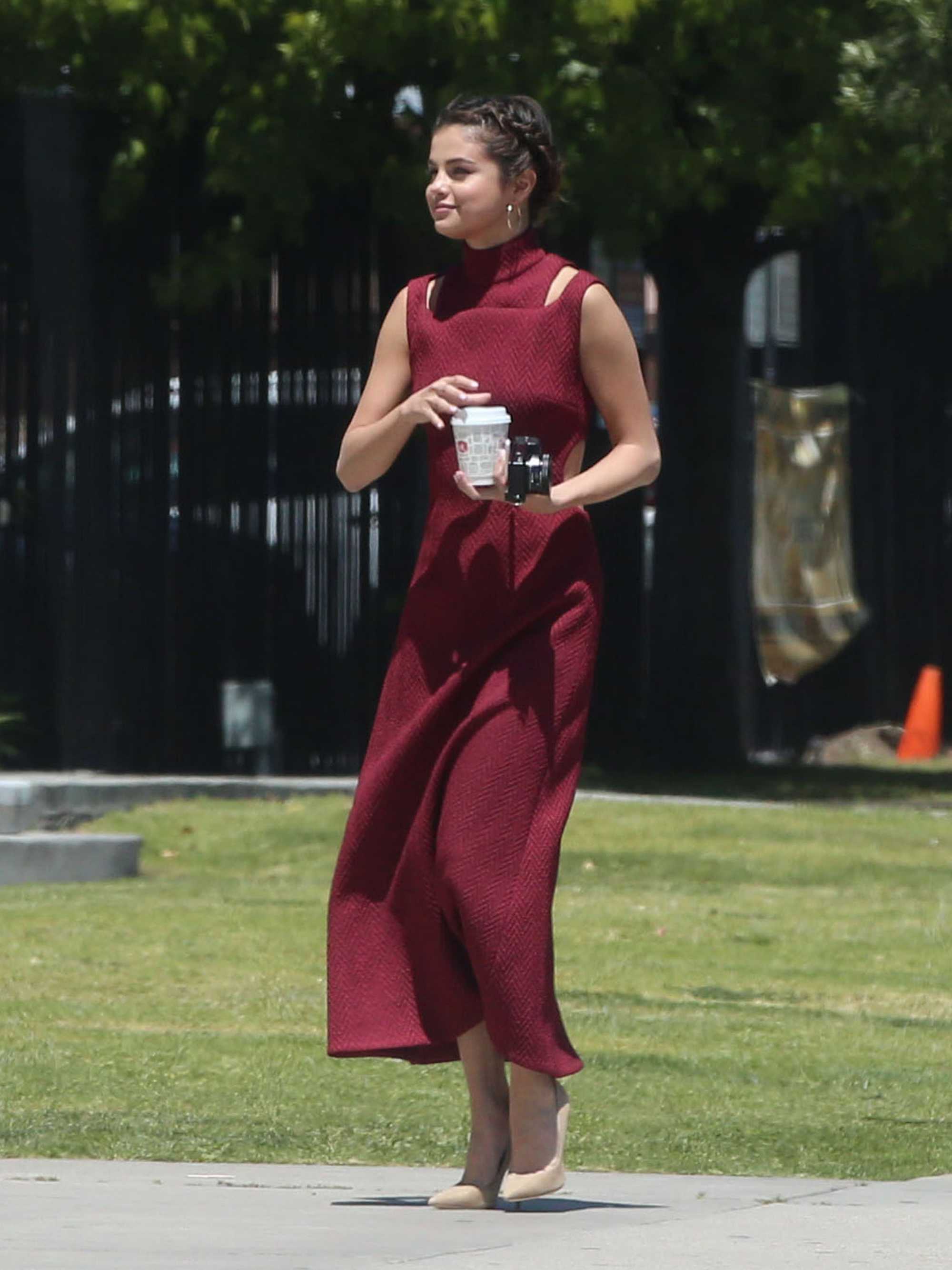 Selena_Gomez_-_At_David_Henrie___Maria_Cahill_s_Wedding_in_Los_Angeles_on_April_21-25.jpg