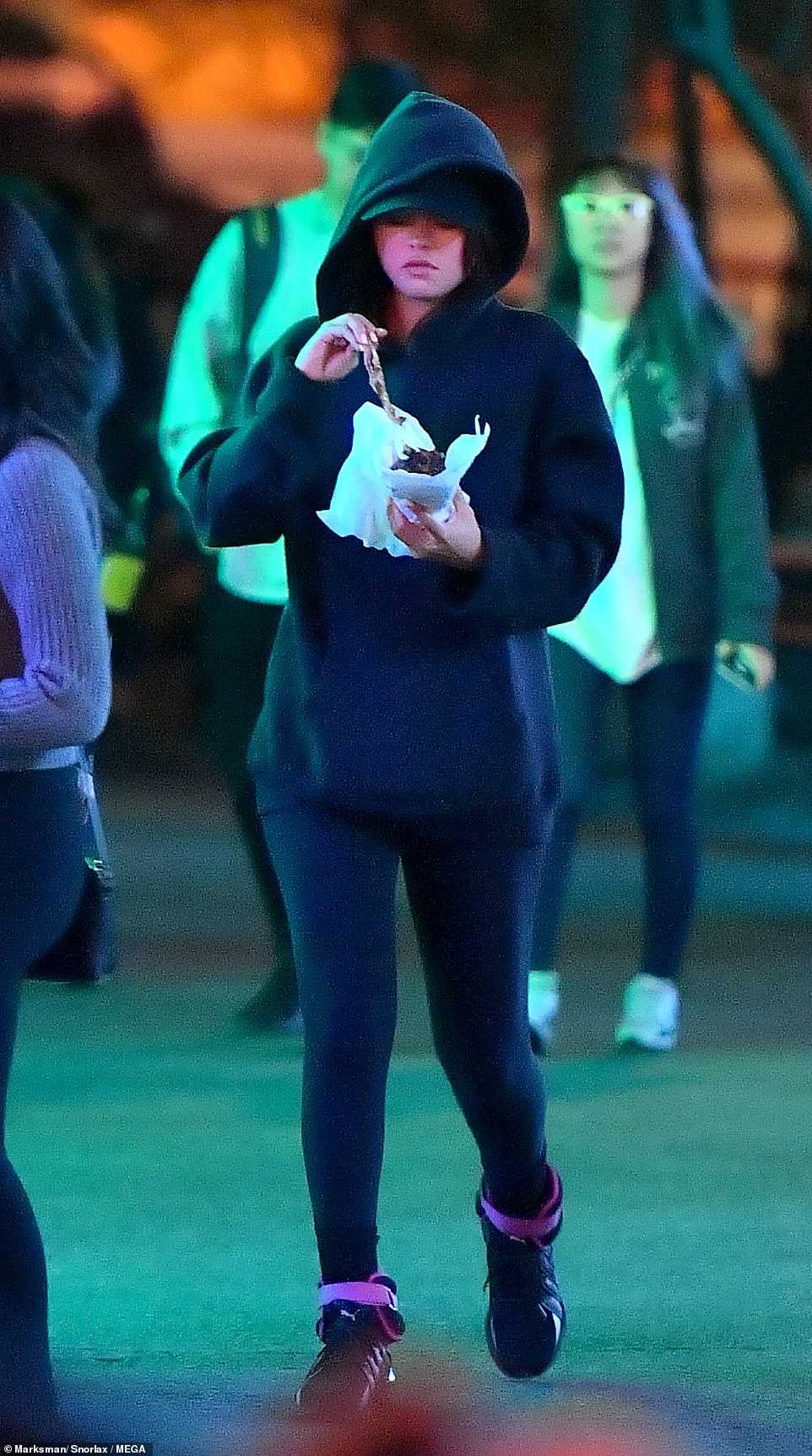 Selena_Gomez_-_At_Disney_California_Adventure_Park_In_Anaheim2C_California_-_May_5-03.jpg