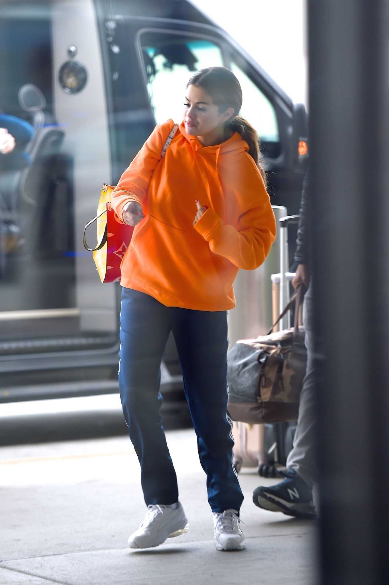 Selena_Gomez_-_At_JFK_Airport_in_New_York_October_302C_2019-02.jpg