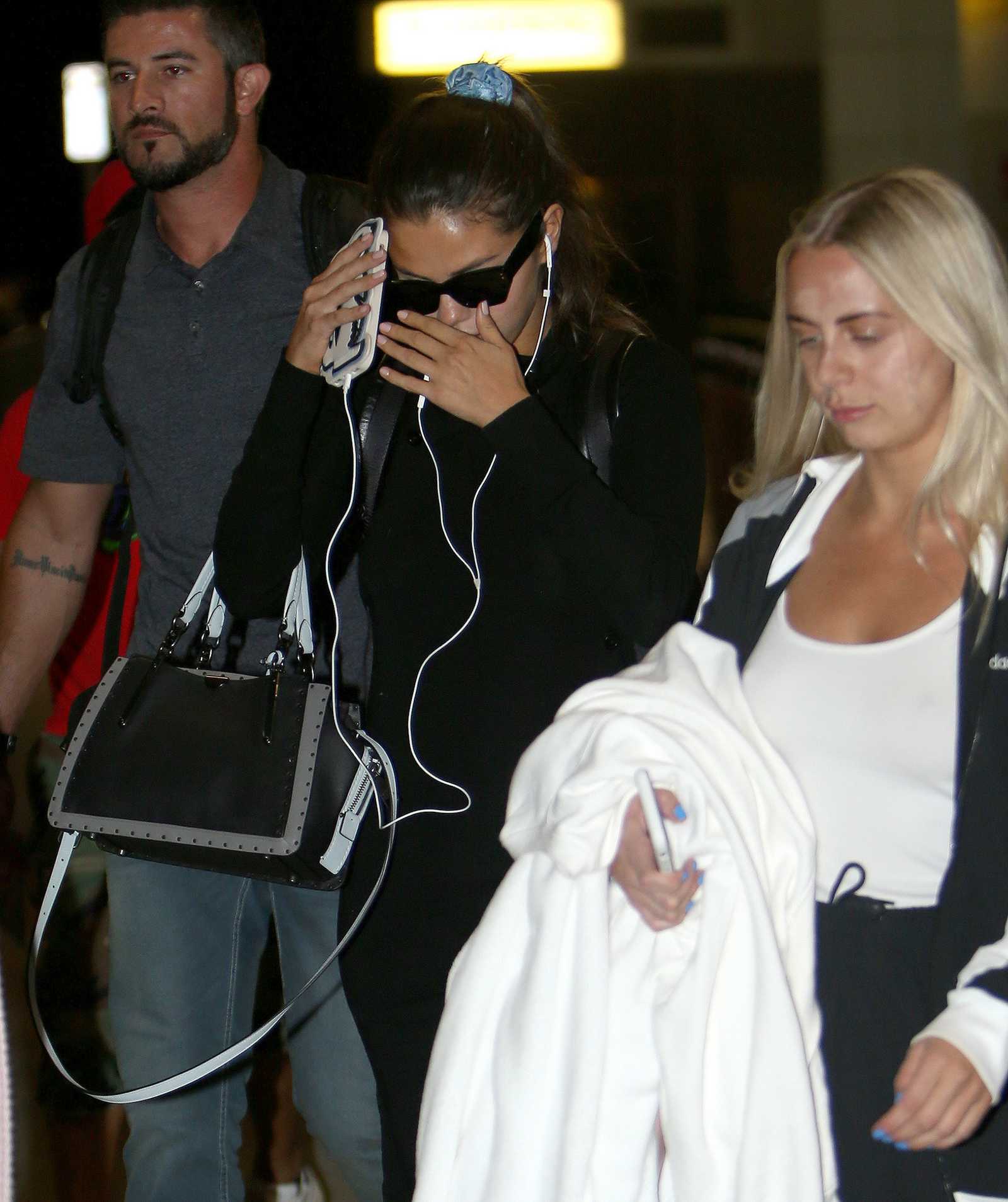 Selena_Gomez_-_At_JFK_Airport_with_Raquelle_Stevens_in_NYC_September_72C_2018-04.jpg