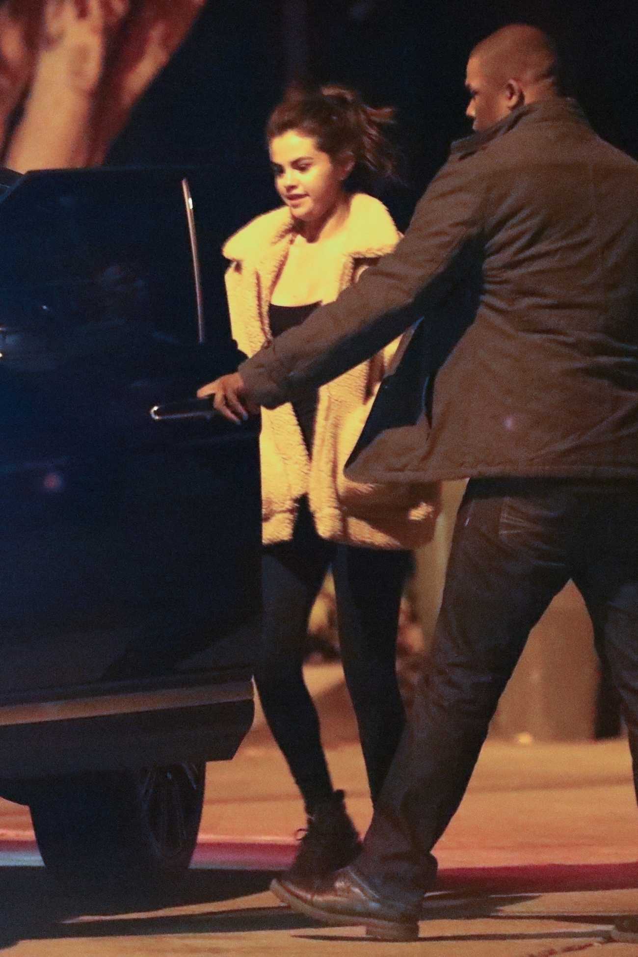 Selena_Gomez_-_At_Justin_Bieber_s_in_Beverly_Hills2C_CA_on_February_232C_2018-01.jpg