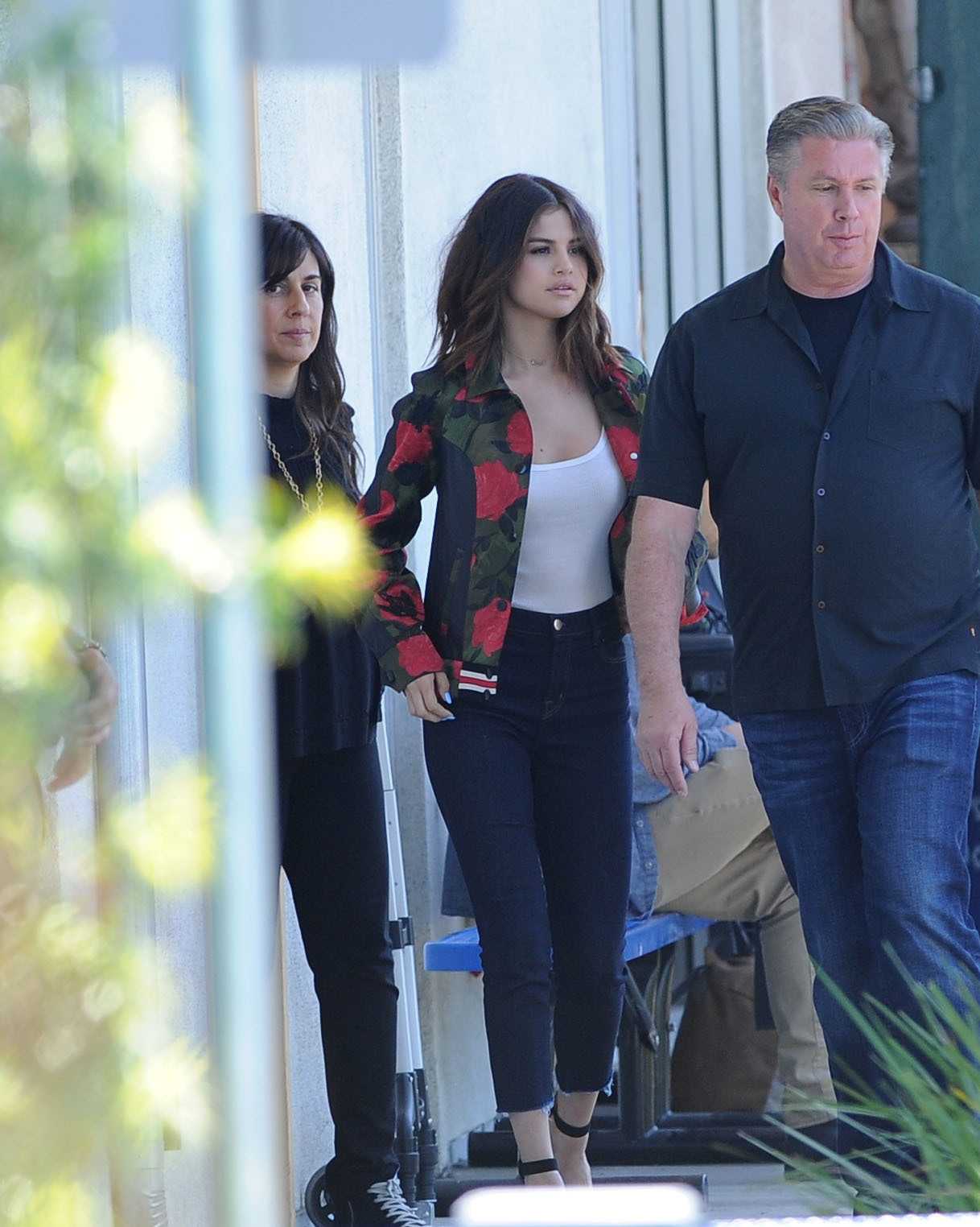 Selena_Gomez_-_At_Menchie_s_Frozen_Yogurt_in_Los_Angeles_on_March_23-58.jpg