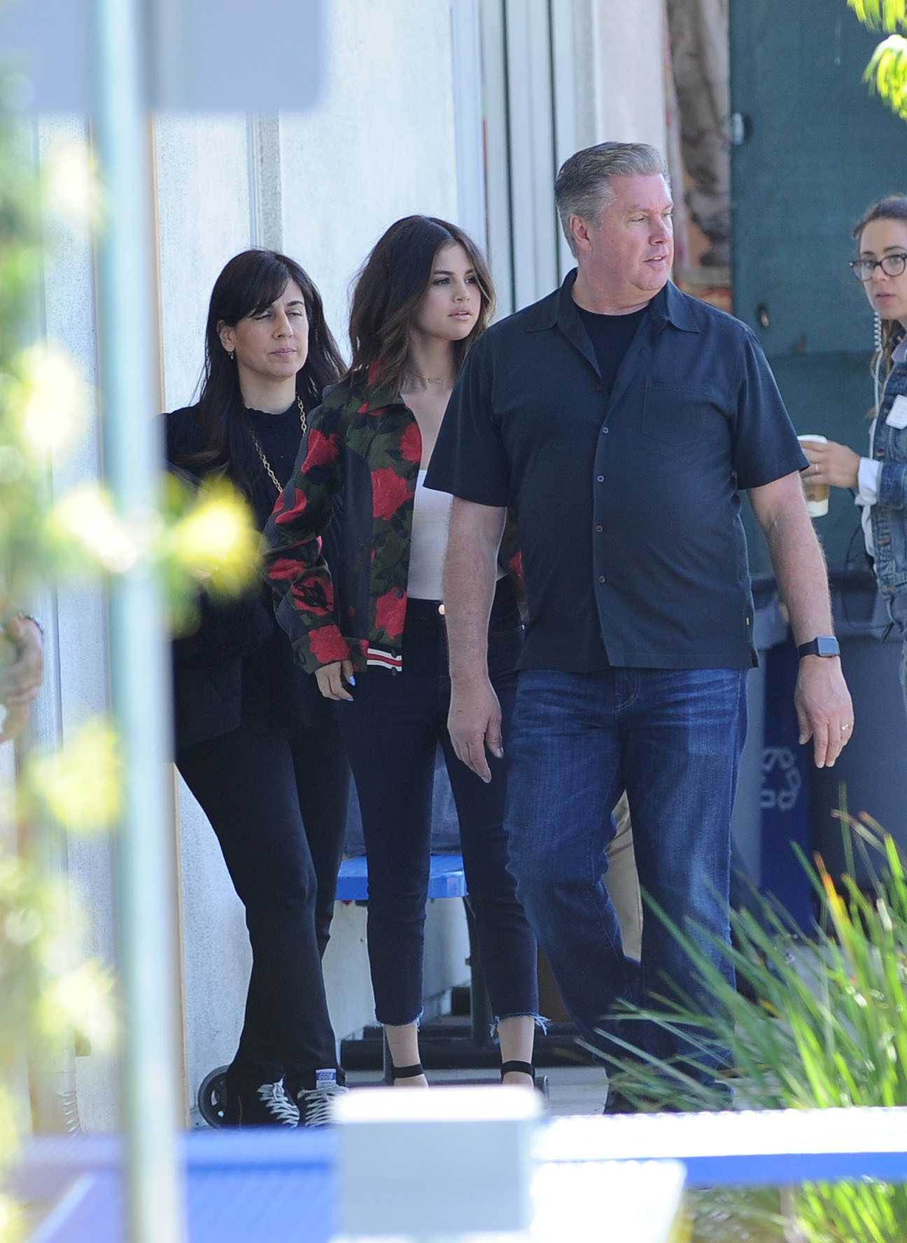 Selena_Gomez_-_At_Menchie_s_Frozen_Yogurt_in_Los_Angeles_on_March_23-60.jpg