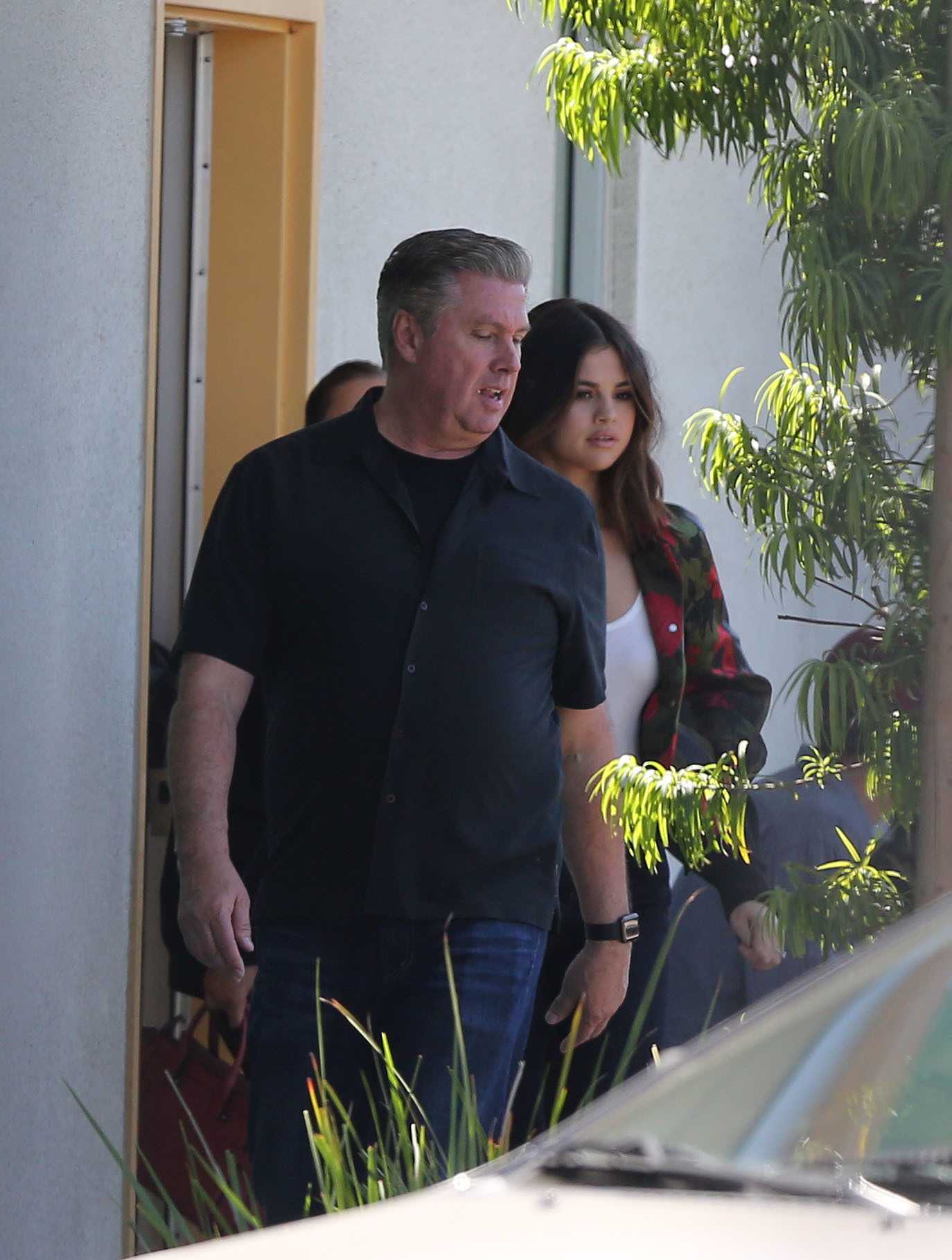 Selena_Gomez_-_At_Menchie_s_Frozen_Yogurt_in_Los_Angeles_on_March_23-61.jpg