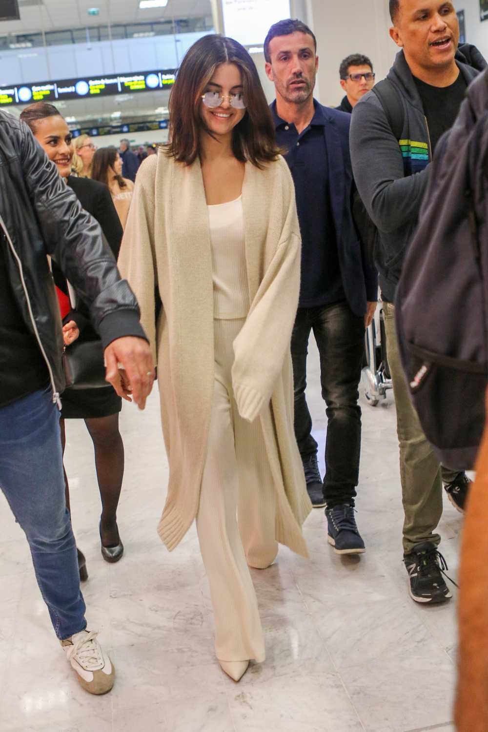 Selena_Gomez_-_At_Nice_Airport_-_May_132C_2019-01.jpg