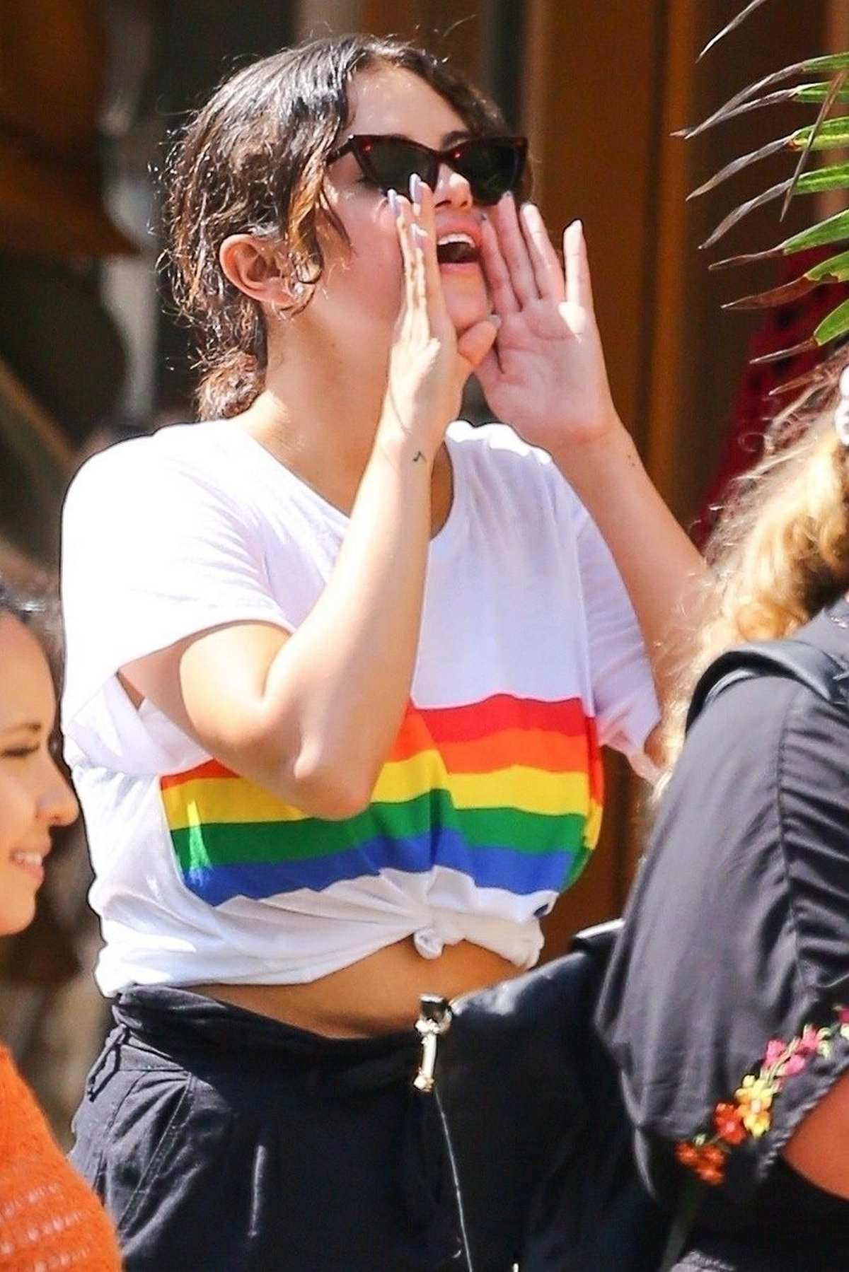 Selena_Gomez_-_At_Sayulita_Vilage_while_on_vacation_in_Punta_de_Mita_Mexico_June_302C_2019-03.jpg