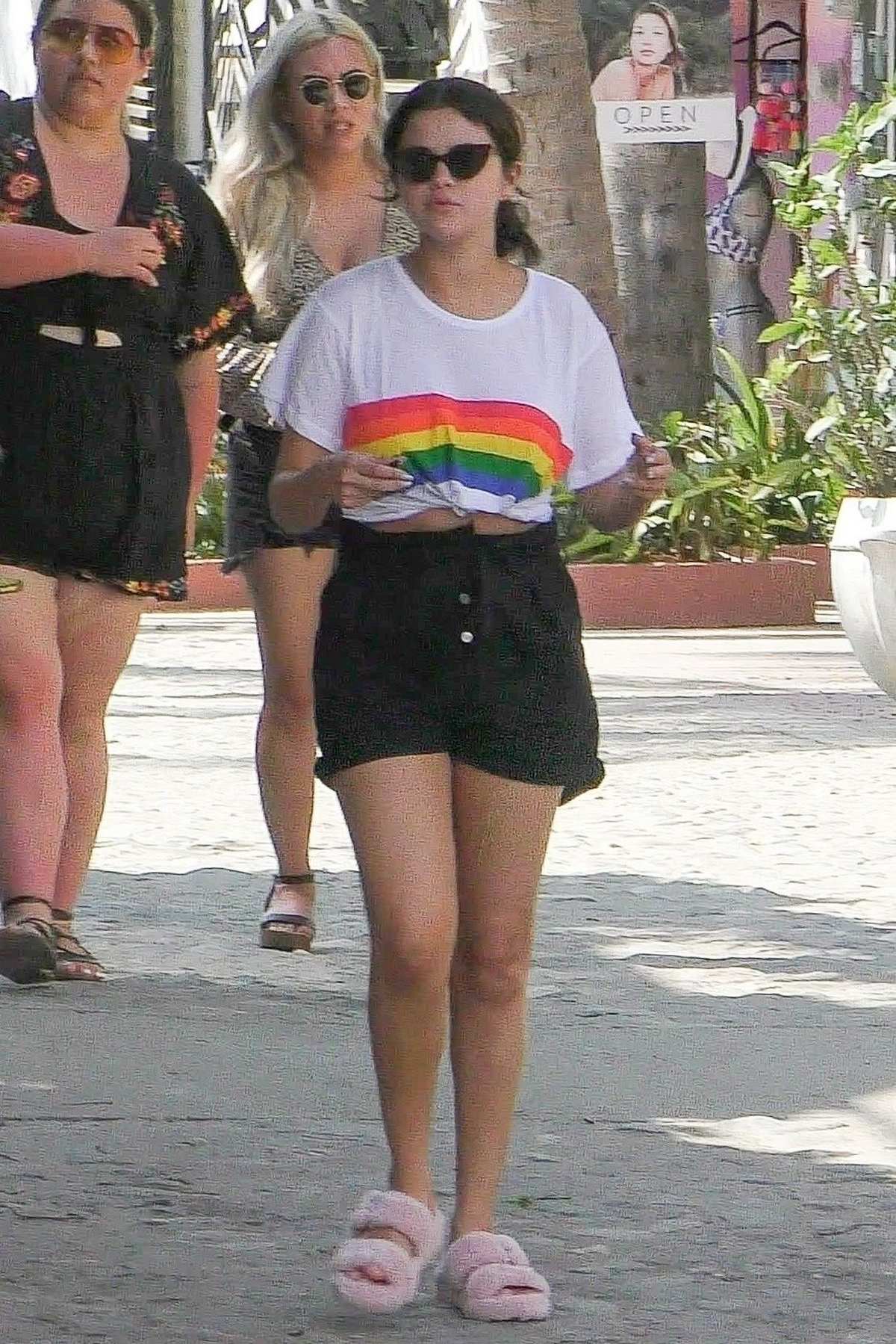 Selena_Gomez_-_At_Sayulita_Vilage_while_on_vacation_in_Punta_de_Mita_Mexico_June_302C_2019-07.jpg
