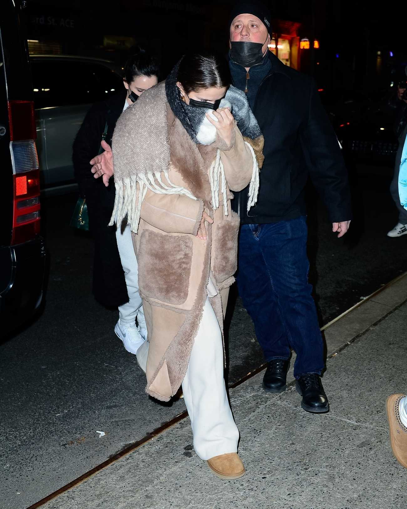 Selena_Gomez_-_At_The_Comedy_Cellar_in_New_York_February_202C_202200001.jpg
