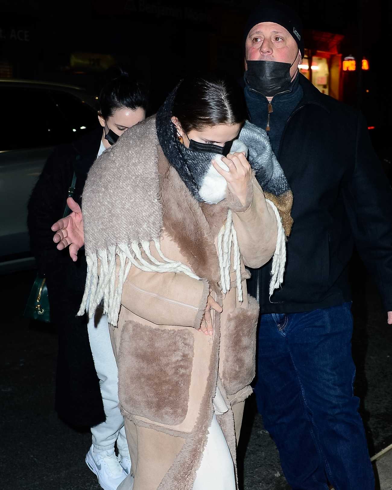 Selena_Gomez_-_At_The_Comedy_Cellar_in_New_York_February_202C_202200002.jpg