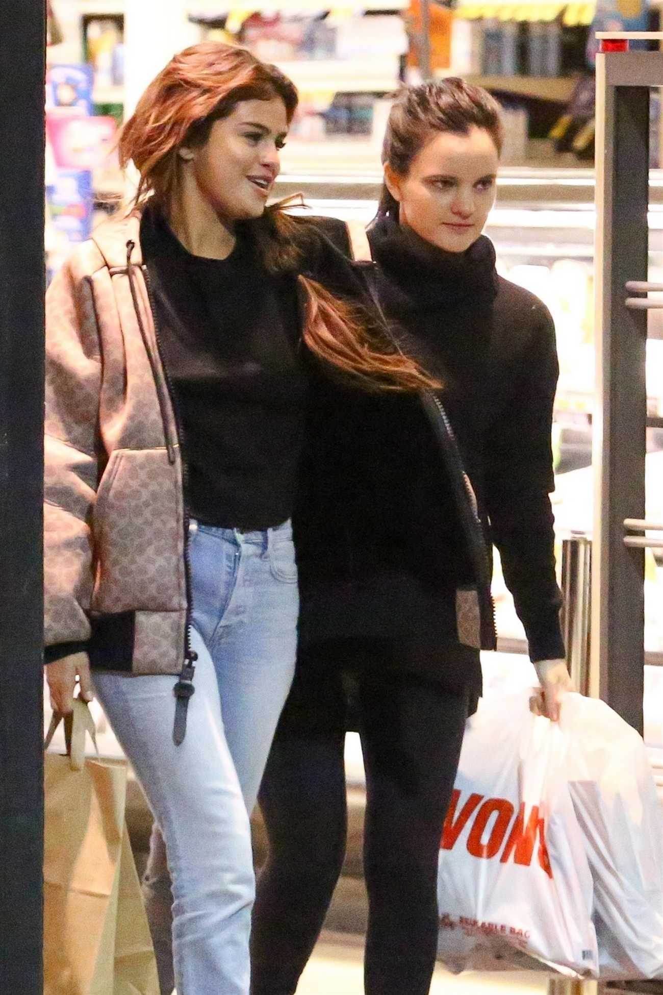 Selena_Gomez_-_At_Vons_Supermarket_in_Los_Angeles_on_February_212C_2018-03.jpg