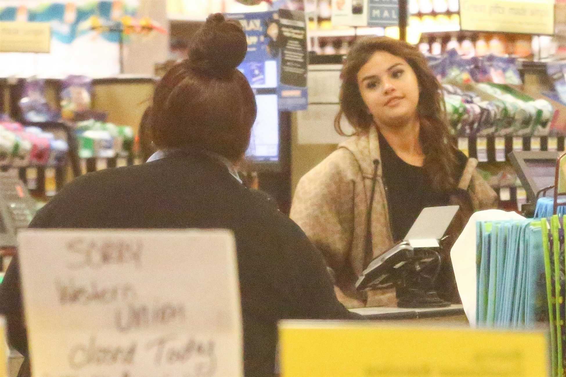 Selena_Gomez_-_At_Vons_Supermarket_in_Los_Angeles_on_February_212C_2018-04.jpg