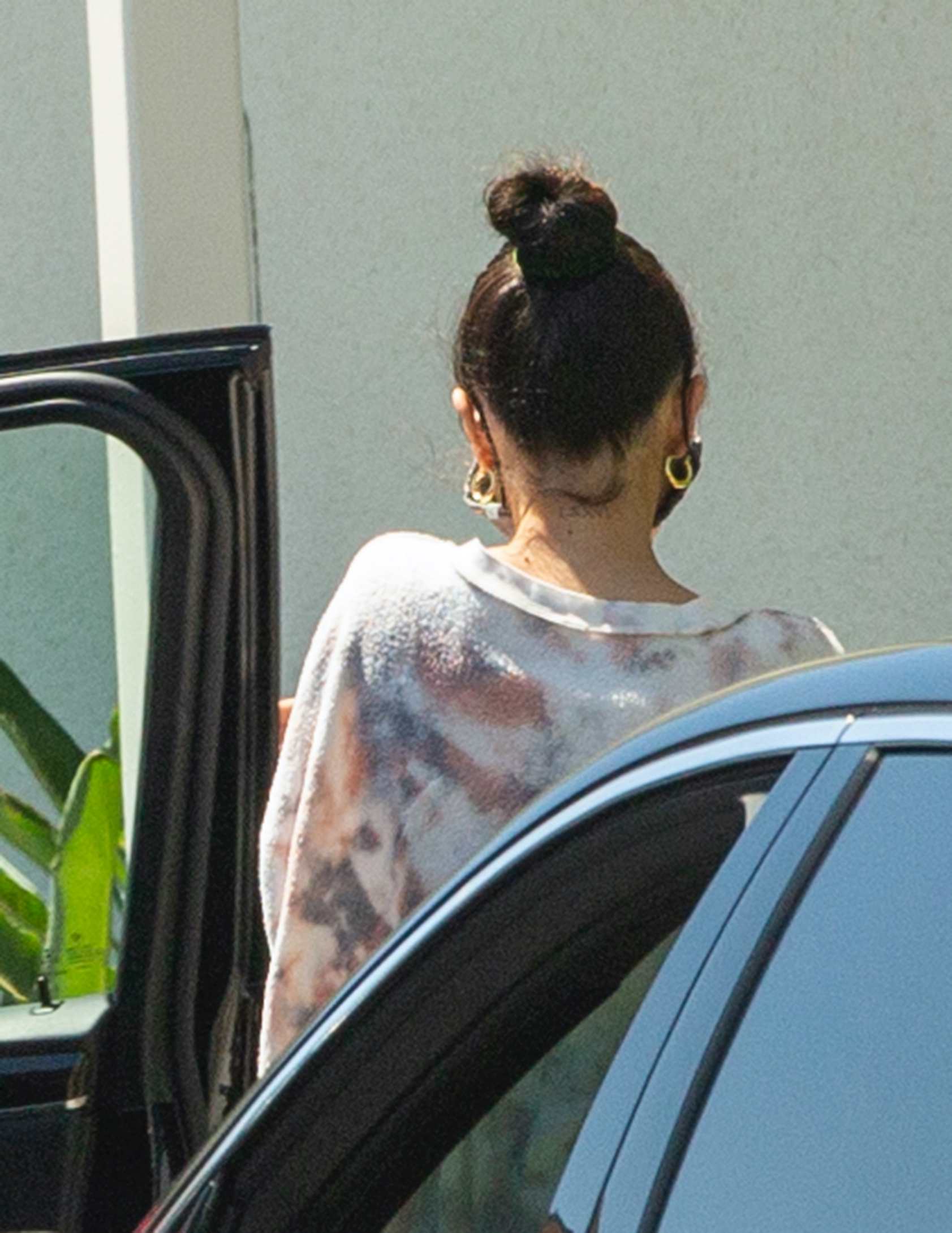 Selena_Gomez_-_At_a_Spa_Treatment_in_Sherman_Oaks2C_California__07222020-01.jpg