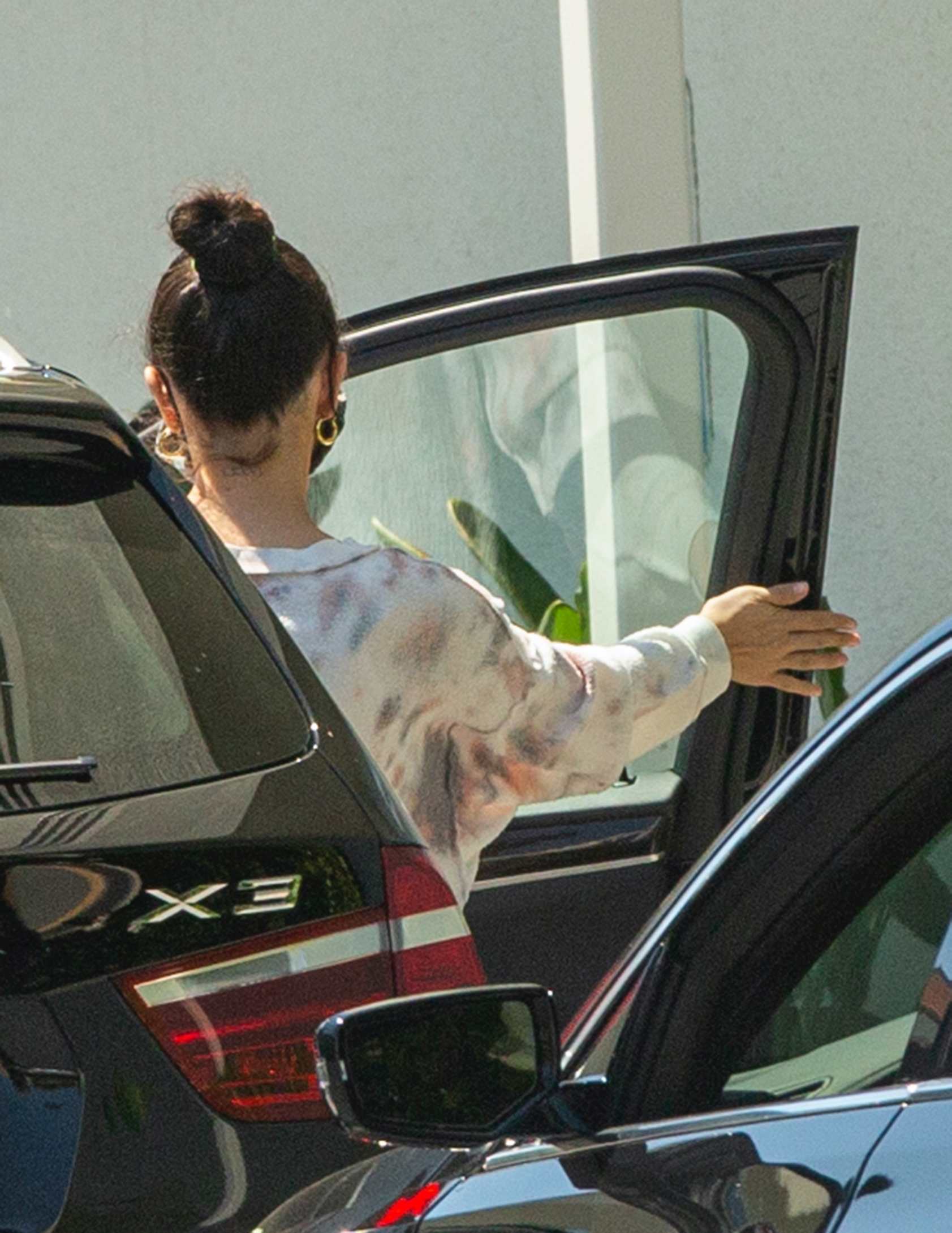 Selena_Gomez_-_At_a_Spa_Treatment_in_Sherman_Oaks2C_California__07222020-04.jpg