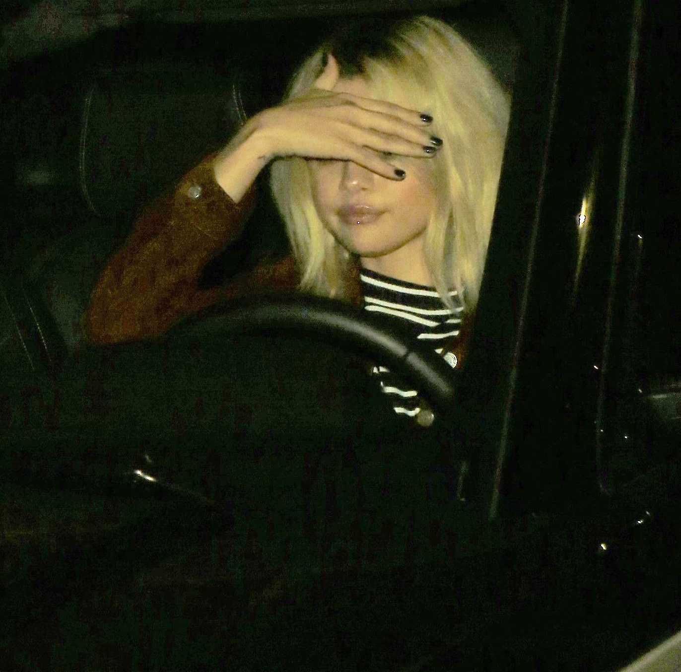 Selena_Gomez_-_At_church_service_in_LA_on_November_29-01.jpg