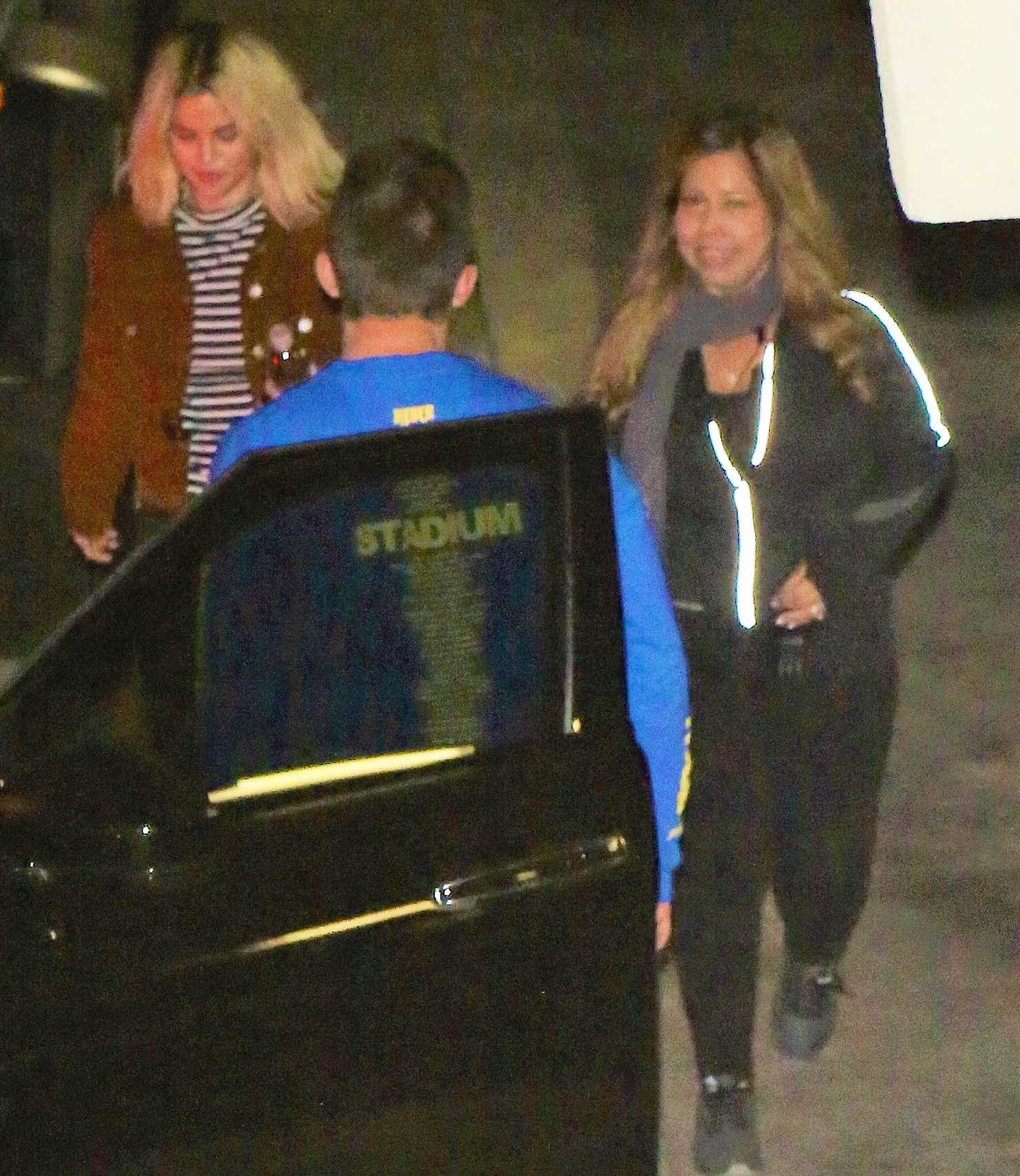 Selena_Gomez_-_At_church_service_in_LA_on_November_29-02.jpg