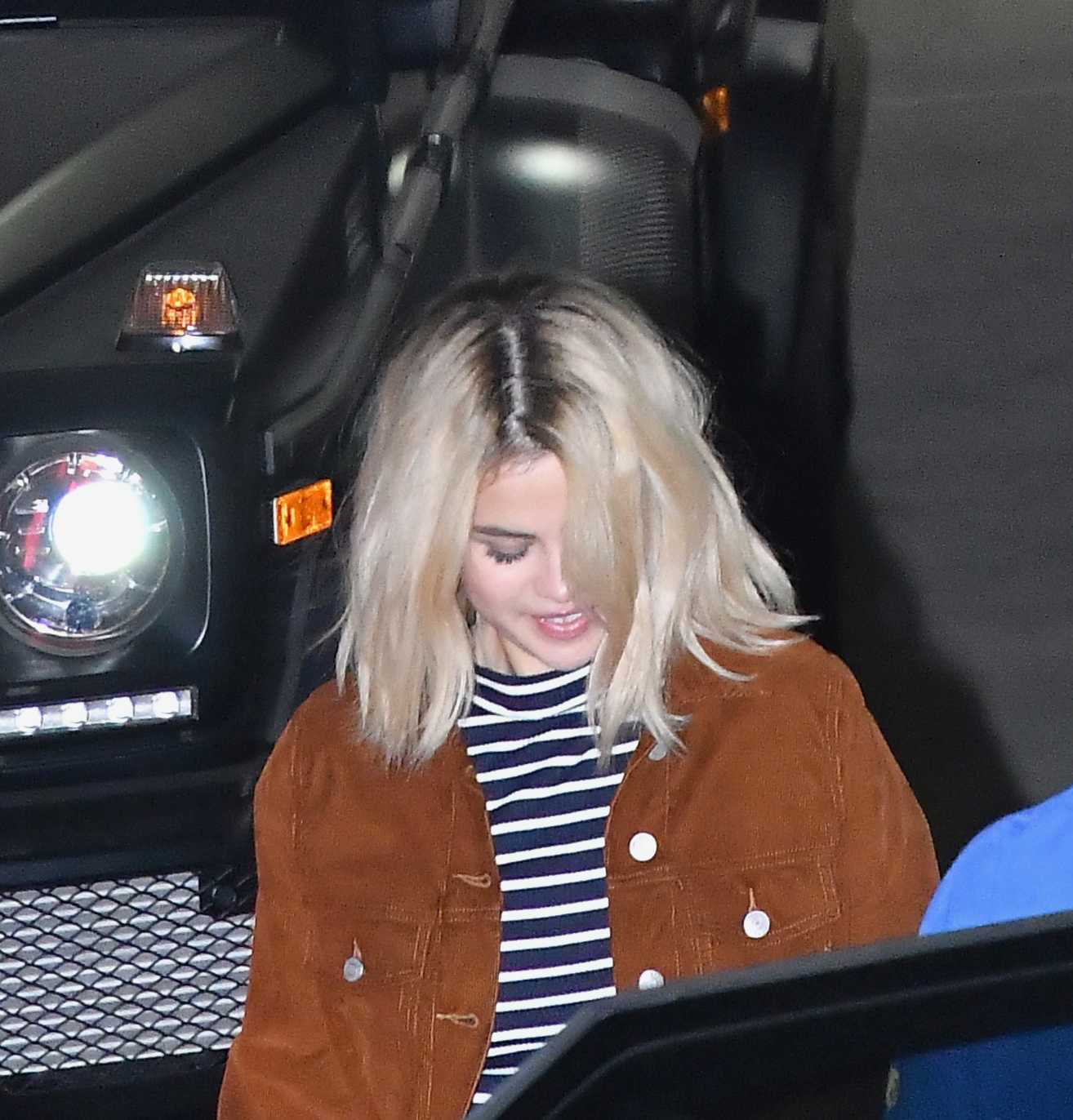Selena_Gomez_-_At_church_service_in_LA_on_November_29-04.jpg