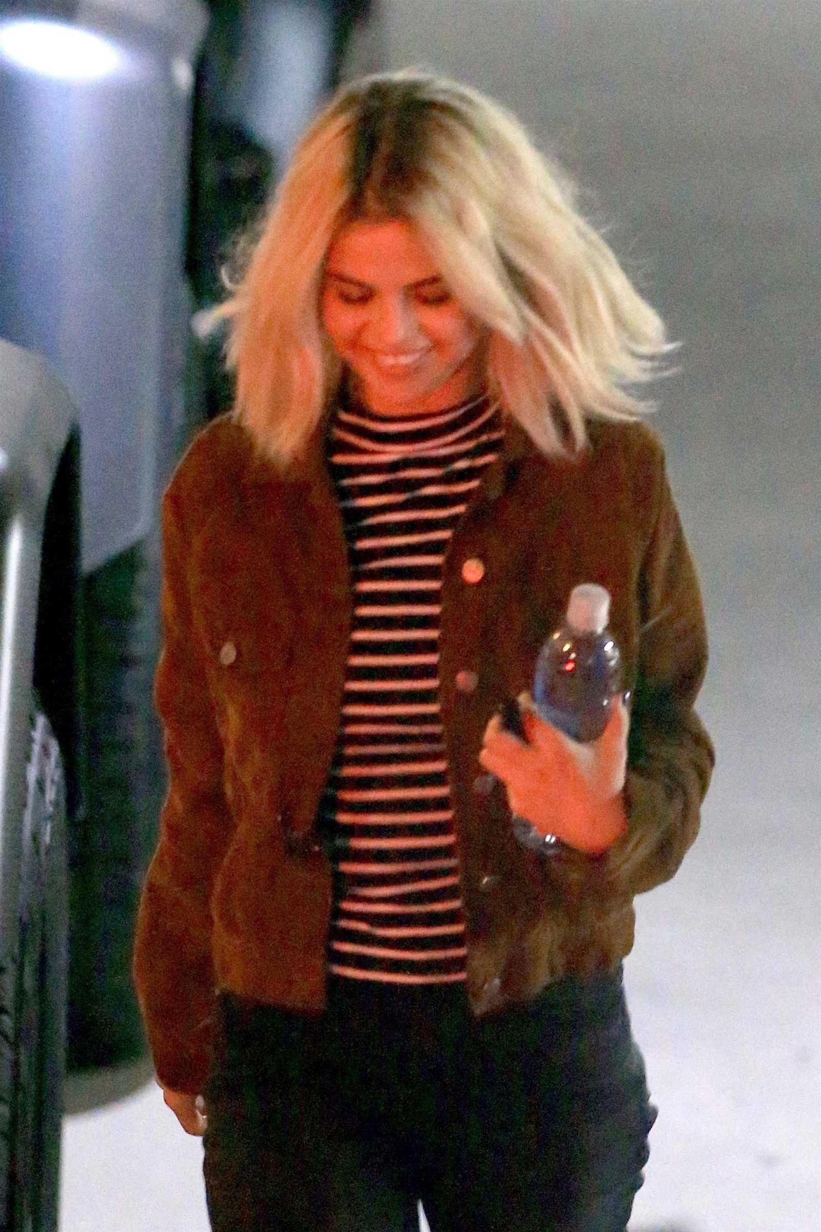Selena_Gomez_-_At_church_service_in_LA_on_November_29-08.jpg