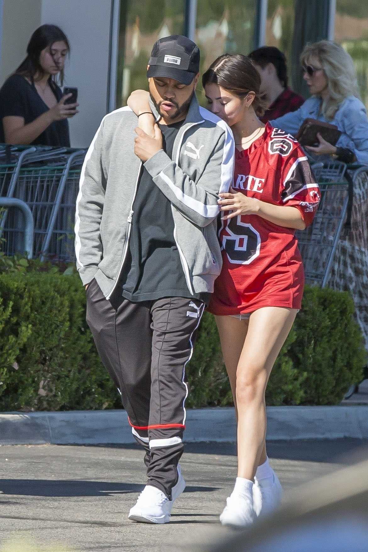 Selena_Gomez_-_At_local_organic_grocery_store_with_The_Weeknd_in_LA_on_August_21-02.jpg