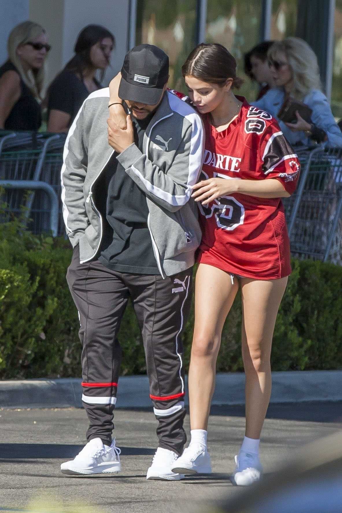 Selena_Gomez_-_At_local_organic_grocery_store_with_The_Weeknd_in_LA_on_August_21-03.jpg