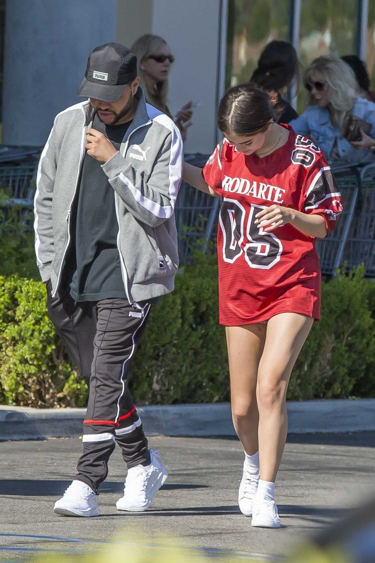Selena_Gomez_-_At_local_organic_grocery_store_with_The_Weeknd_in_LA_on_August_21-04.jpg