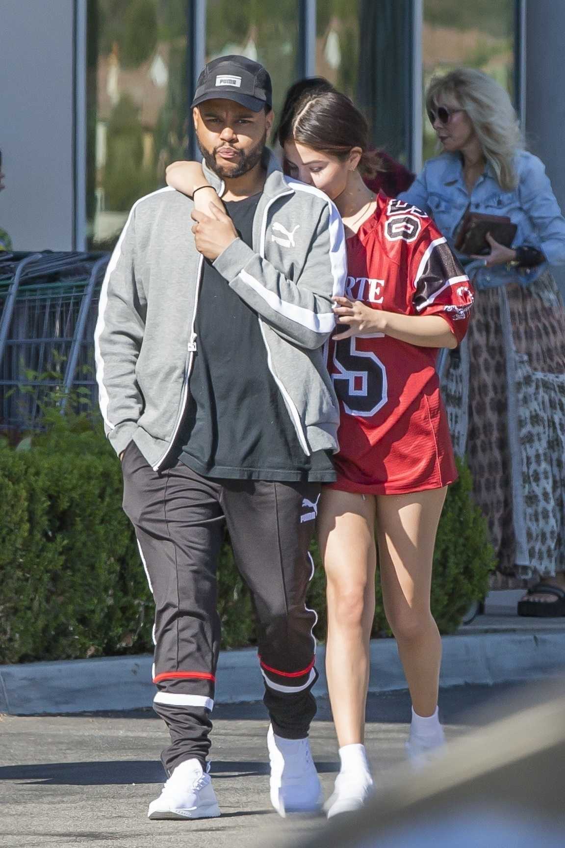 Selena_Gomez_-_At_local_organic_grocery_store_with_The_Weeknd_in_LA_on_August_21-05.jpg