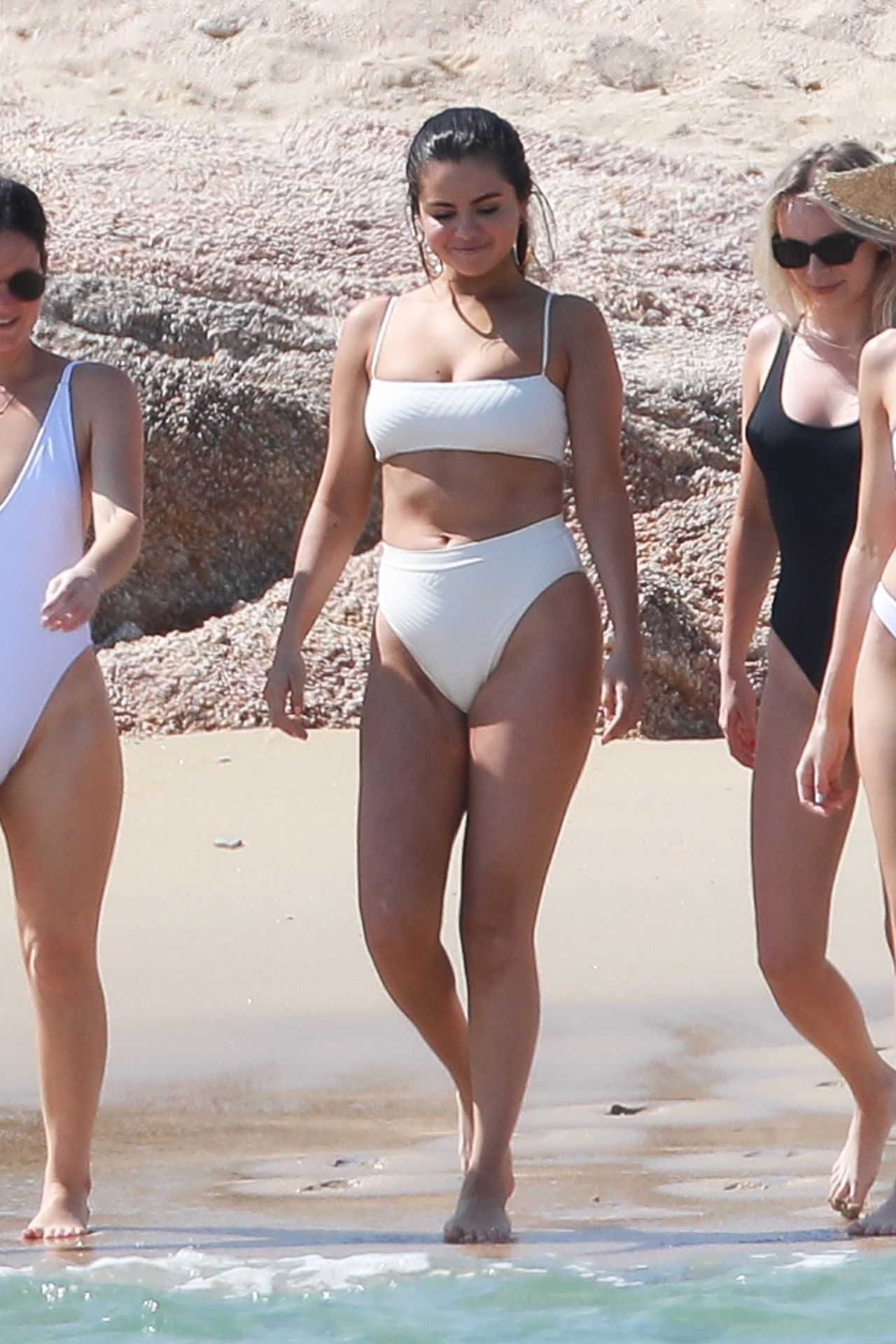 Selena_Gomez_-_At_the_Beach_in_Cabo_San_Lucas2C_2019-02-11-33.jpg