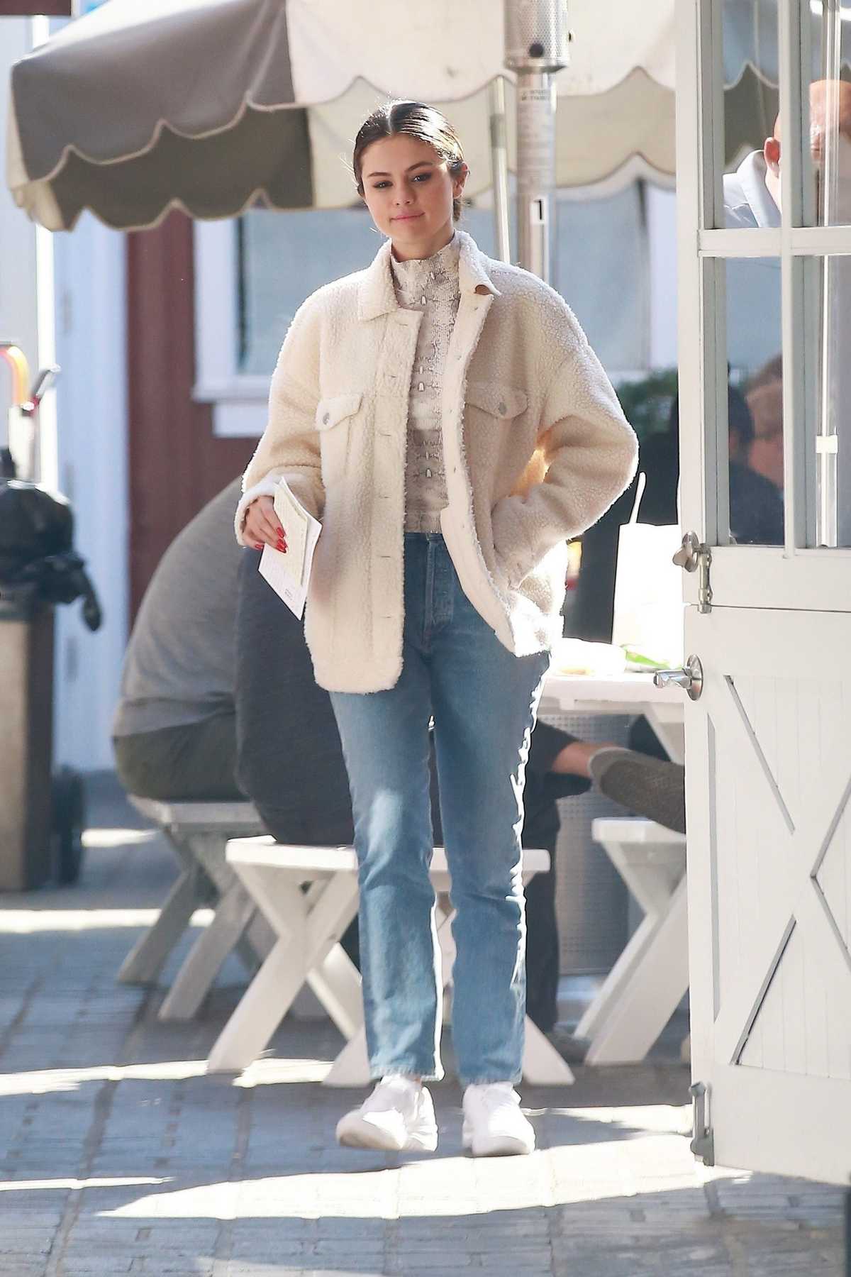 Selena_Gomez_-_At_the_Brentwood_Country_Mart_November_52C_2019-04.jpg