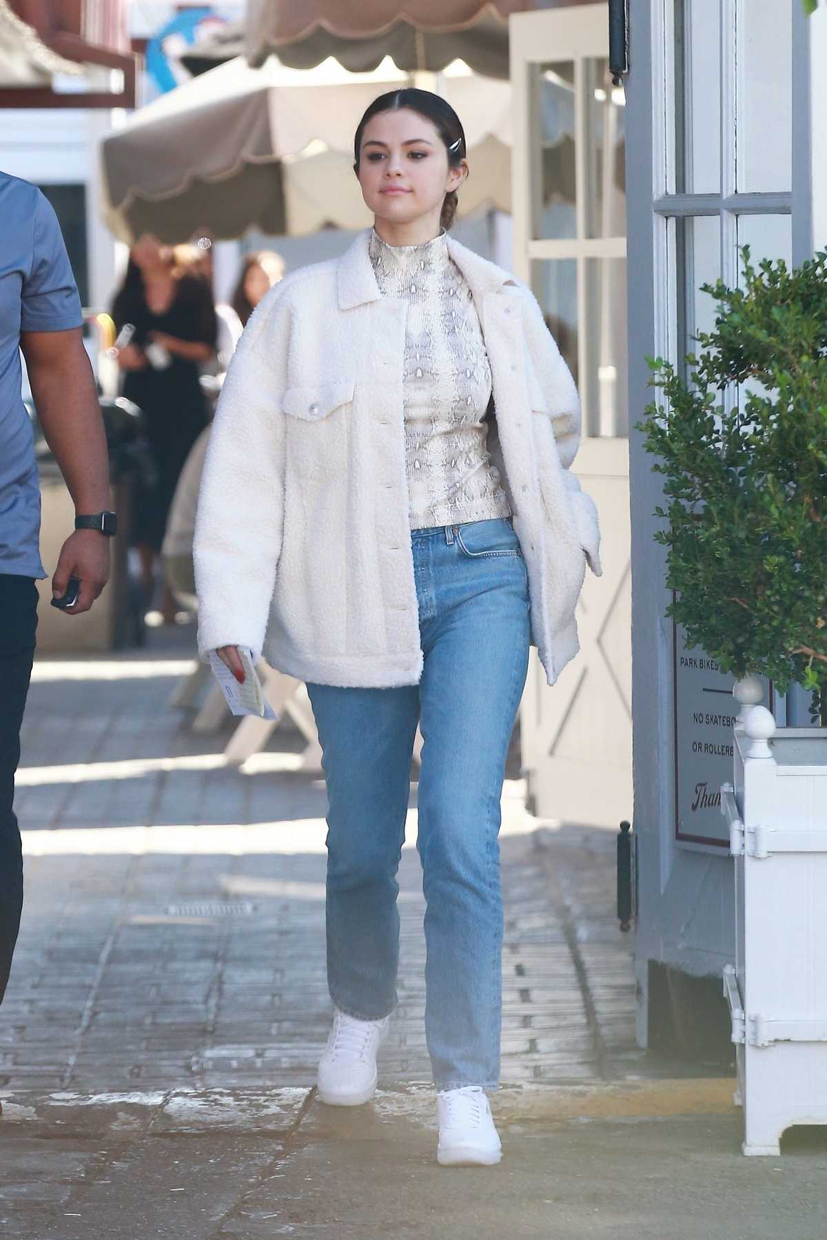 Selena_Gomez_-_At_the_Brentwood_Country_Mart_November_52C_2019-05.jpg