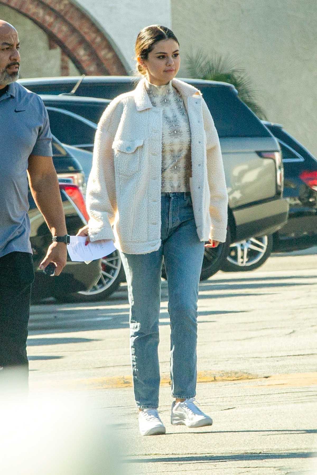 Selena_Gomez_-_At_the_Brentwood_Country_Mart_November_52C_2019-07.jpg