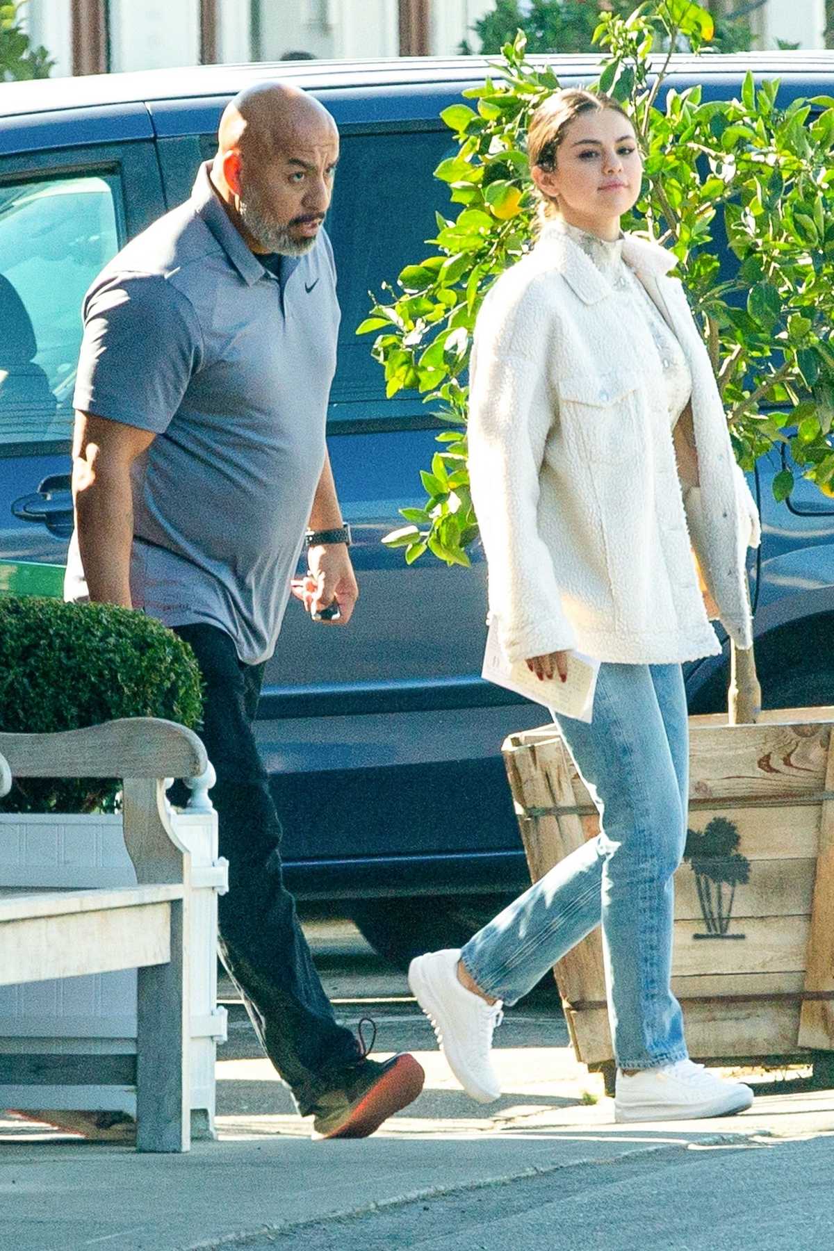 Selena_Gomez_-_At_the_Brentwood_Country_Mart_November_52C_2019-08.jpg