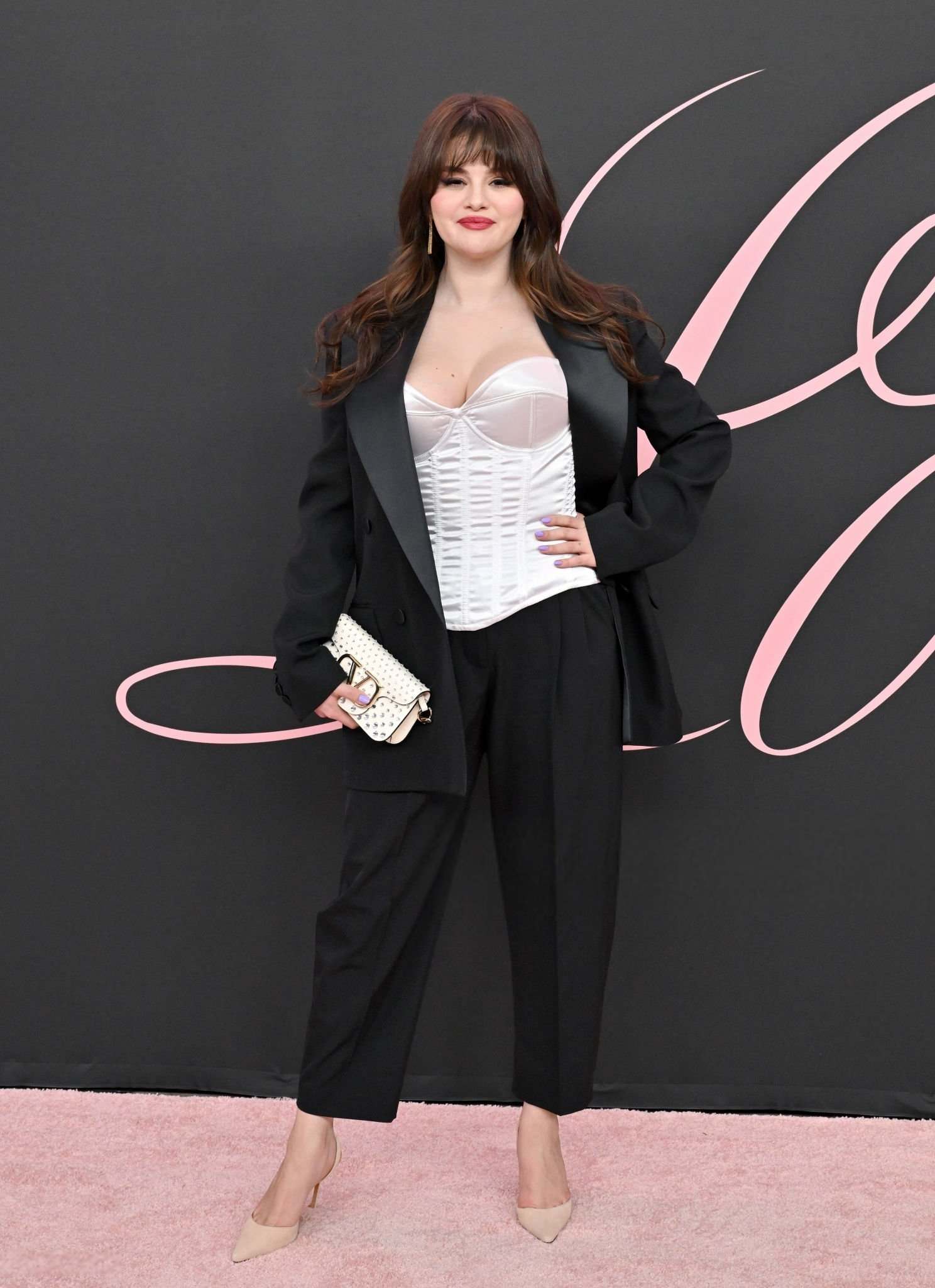Selena_Gomez_-_At_the_Premiere_of__Lola__in_Los_Angeles_February_32C_202427~0.jpg