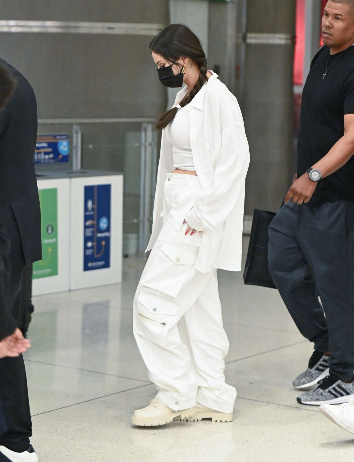 Selena_Gomez_-_At_the_airport_in_New_York_September_142C_202306.jpg