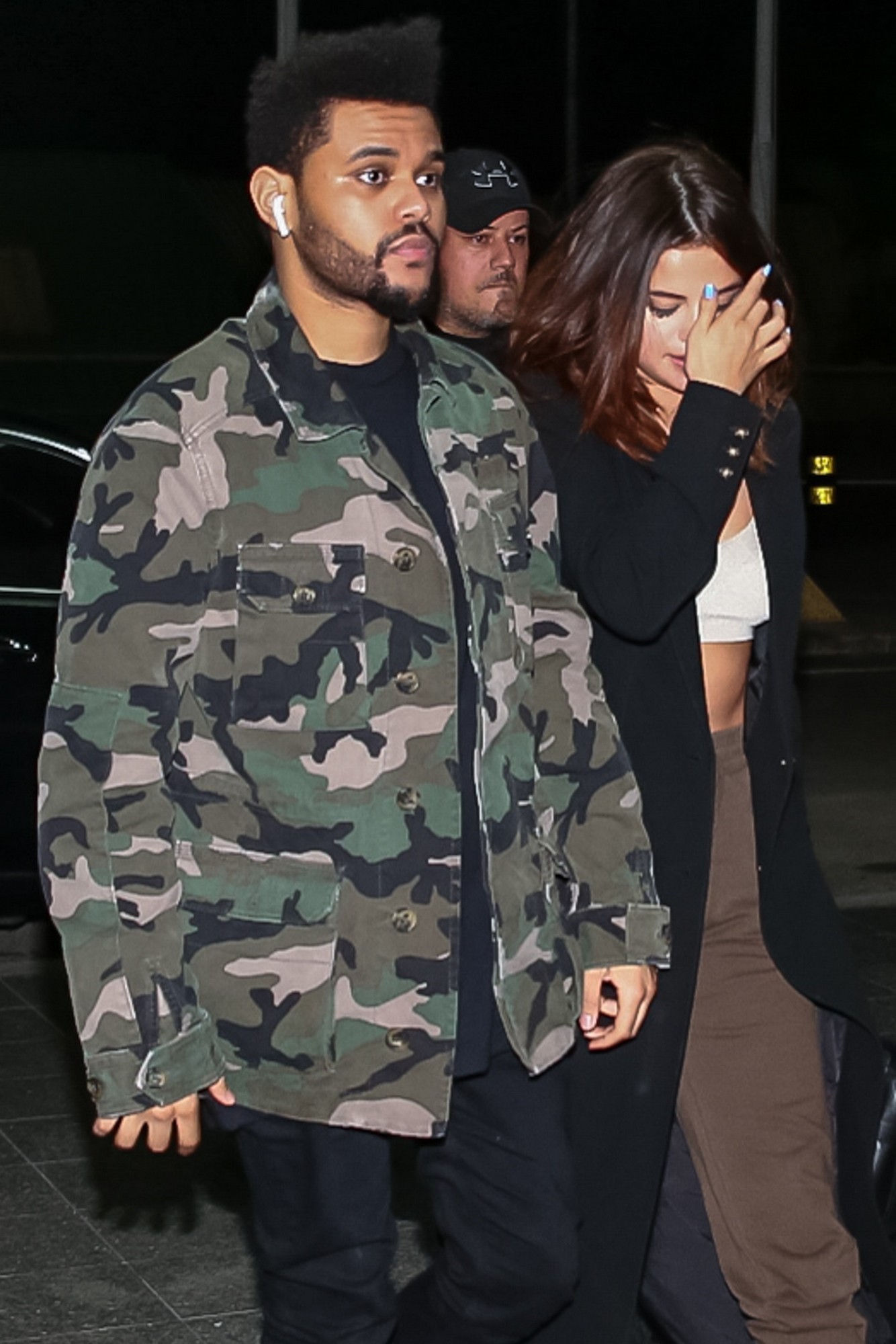 Selena_Gomez_-_At_the_airport_with_The_Weeknd_heading_to_a_flight_out_of_Sao_Paulo2C_Brazil_on_March_26-01.jpg