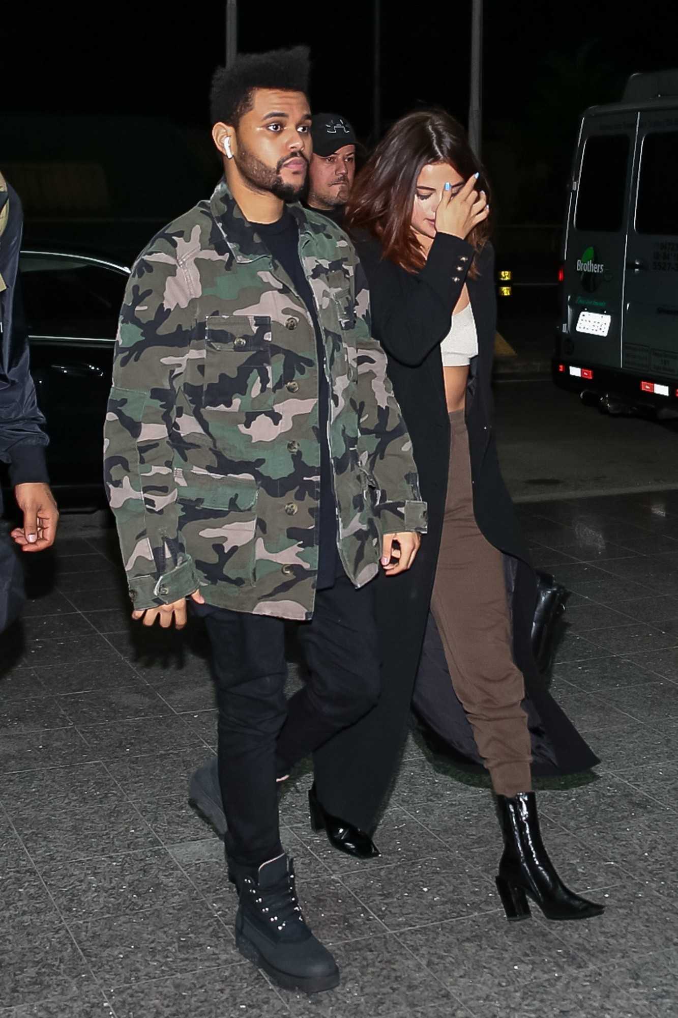 Selena_Gomez_-_At_the_airport_with_The_Weeknd_heading_to_a_flight_out_of_Sao_Paulo2C_Brazil_on_March_26-02.jpg