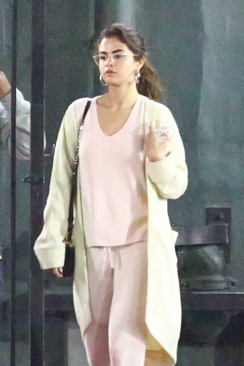 Selena_Gomez_-_Attending_a_Sunday_Service_at_a_church_in_LA_on_February_252C_2018-01.jpg