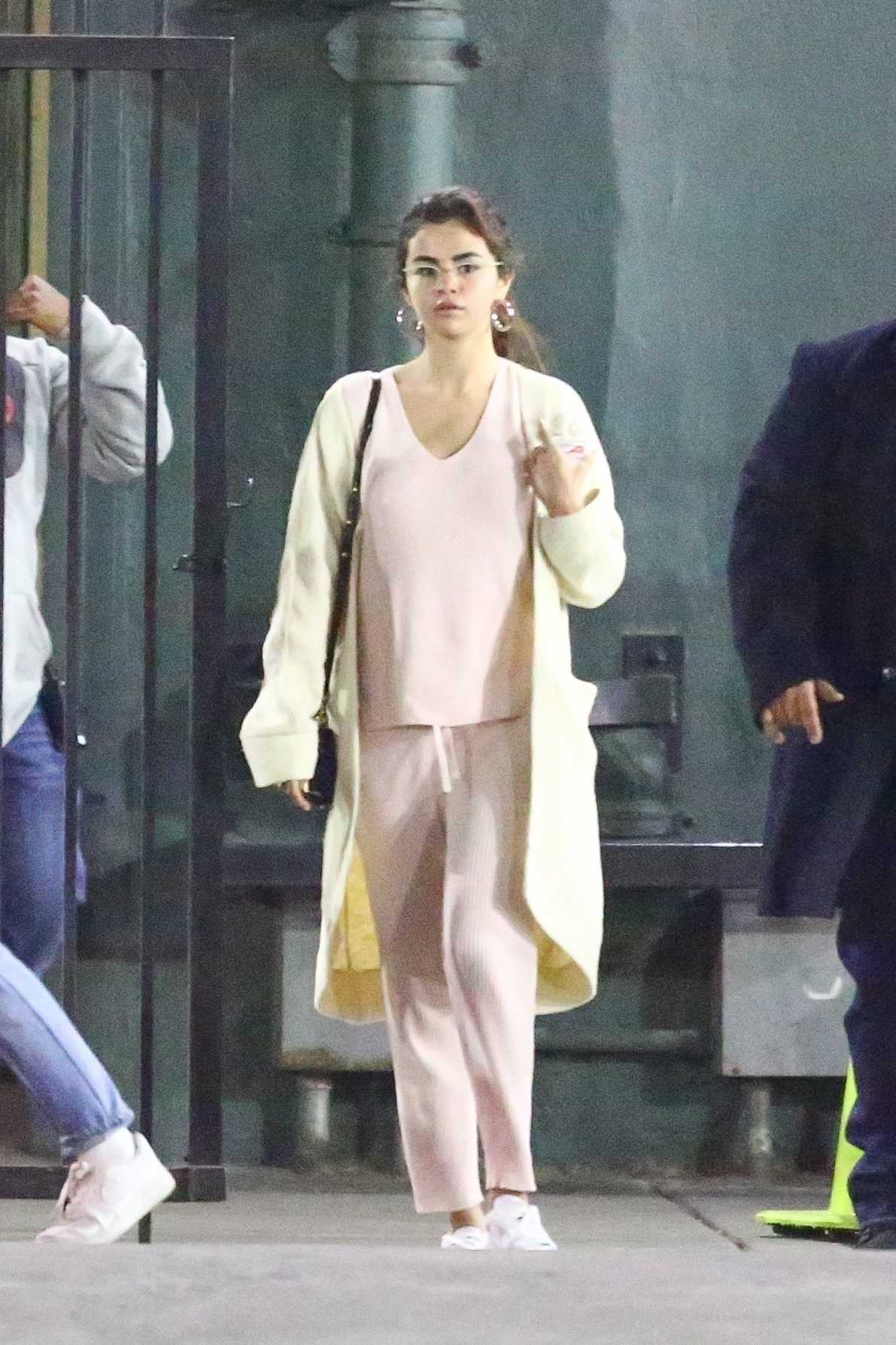 Selena_Gomez_-_Attending_a_Sunday_Service_at_a_church_in_LA_on_February_252C_2018-02.jpg