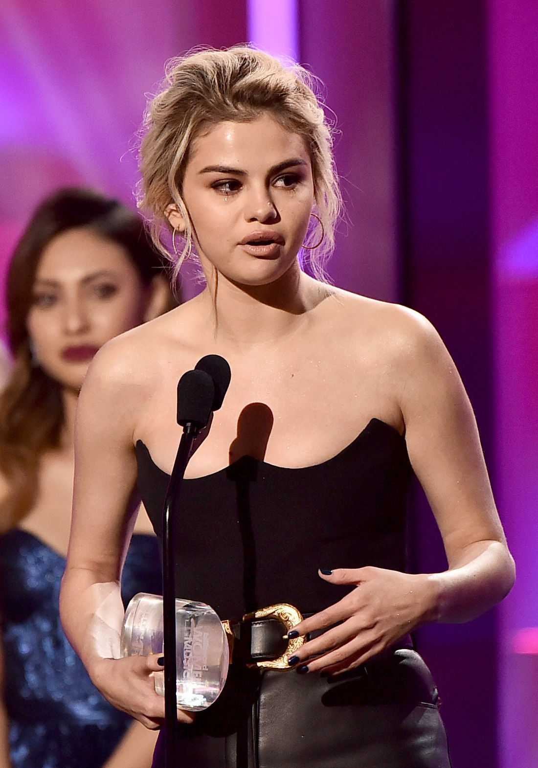 Selena_Gomez_-_Billboard_Women_in_Music_5BShow5D_on_November_30-20.jpg
