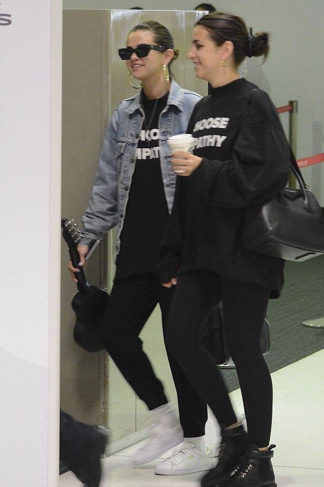 Selena_Gomez_-_Boarding_a_flight_at_the_Sydney_Airport_in_Sydney2C_Australia_-_March_232C_2018-03.jpg