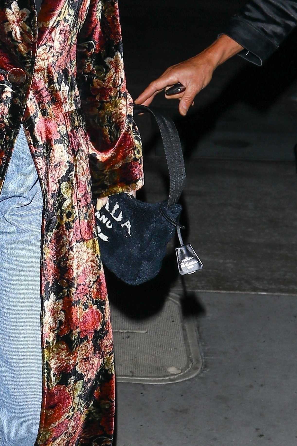 Selena_Gomez_-_Dinner_with_friends_at_TAO_in_Hollywood2C_California__10092021_04.jpg
