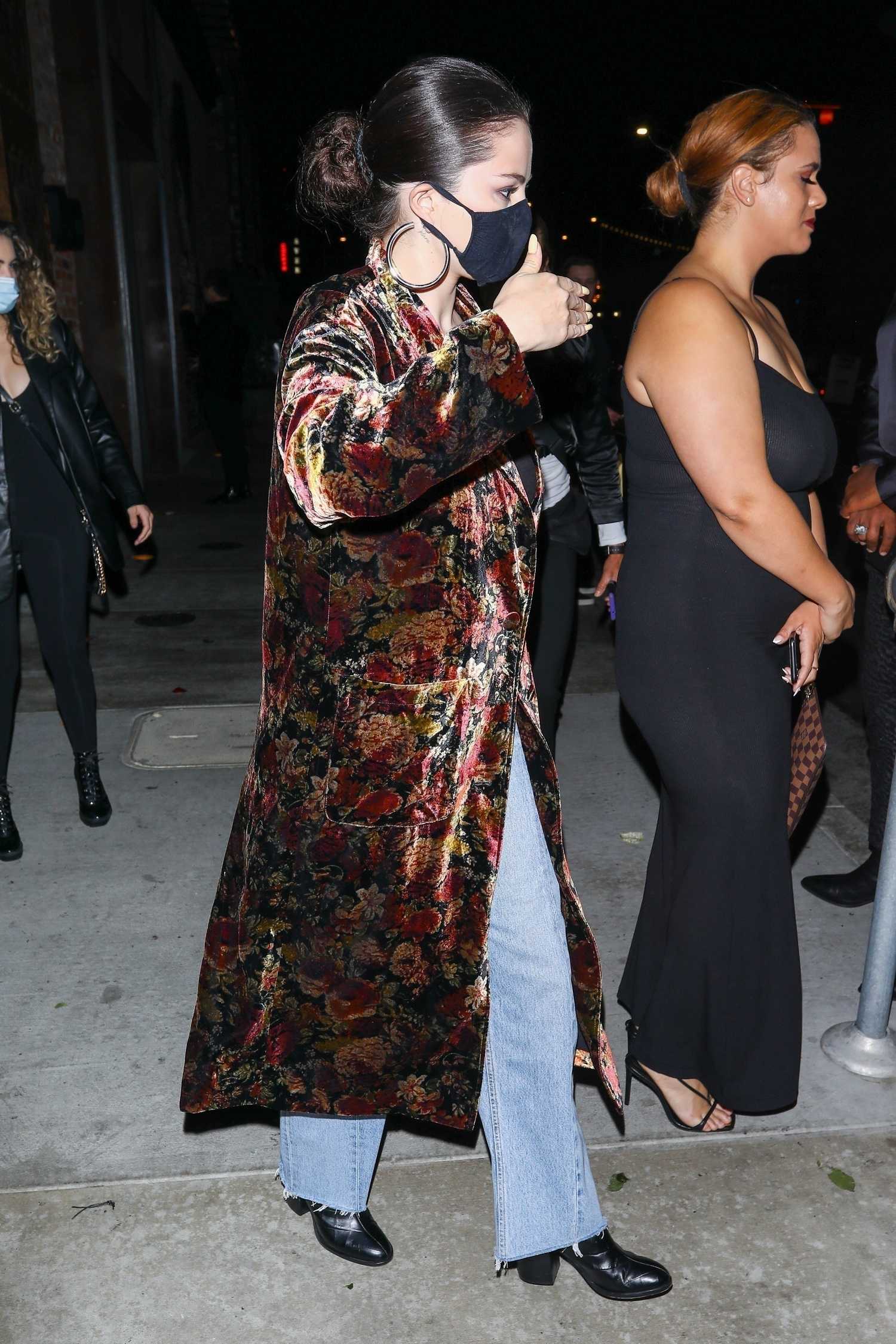 Selena_Gomez_-_Dinner_with_friends_at_TAO_in_Hollywood2C_California__10092021_06.jpg