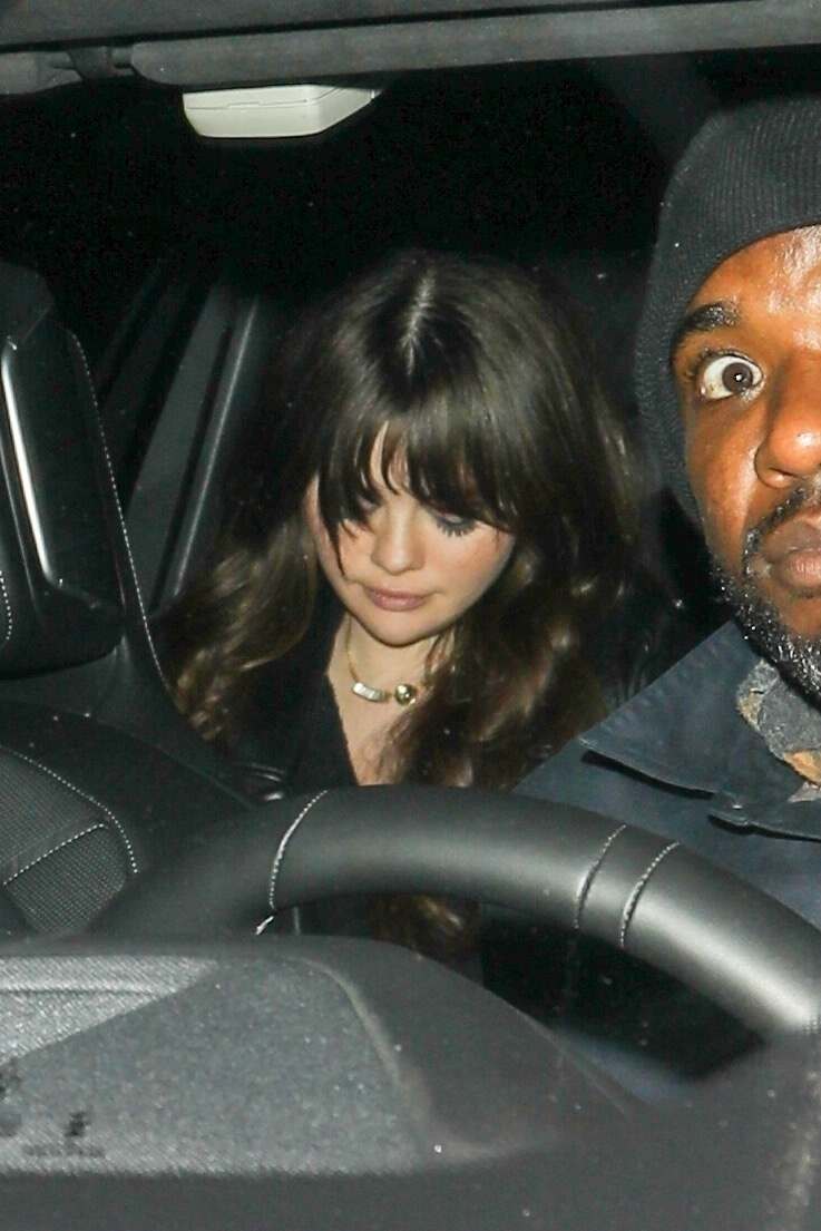 Selena_Gomez_-_Dinner_with_friends_in_Los_Angeles2C_California__0202202401.jpg