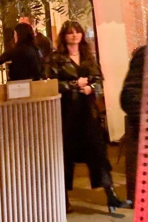 Selena_Gomez_-_Dinner_with_friends_in_Los_Angeles2C_California__0202202403.jpg