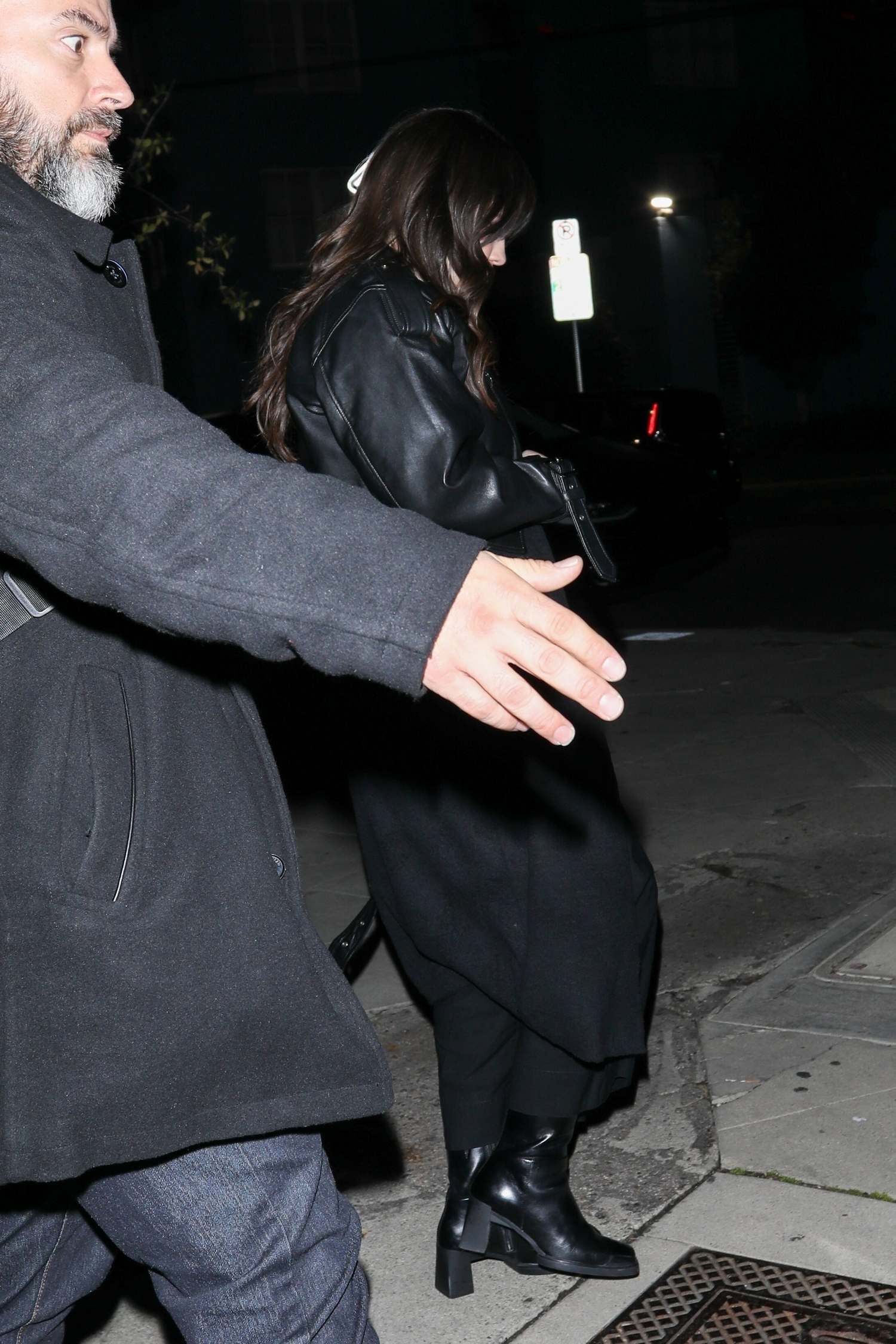 Selena_Gomez_-_Dinner_with_friends_in_Los_Angeles2C_California__0202202405.jpg