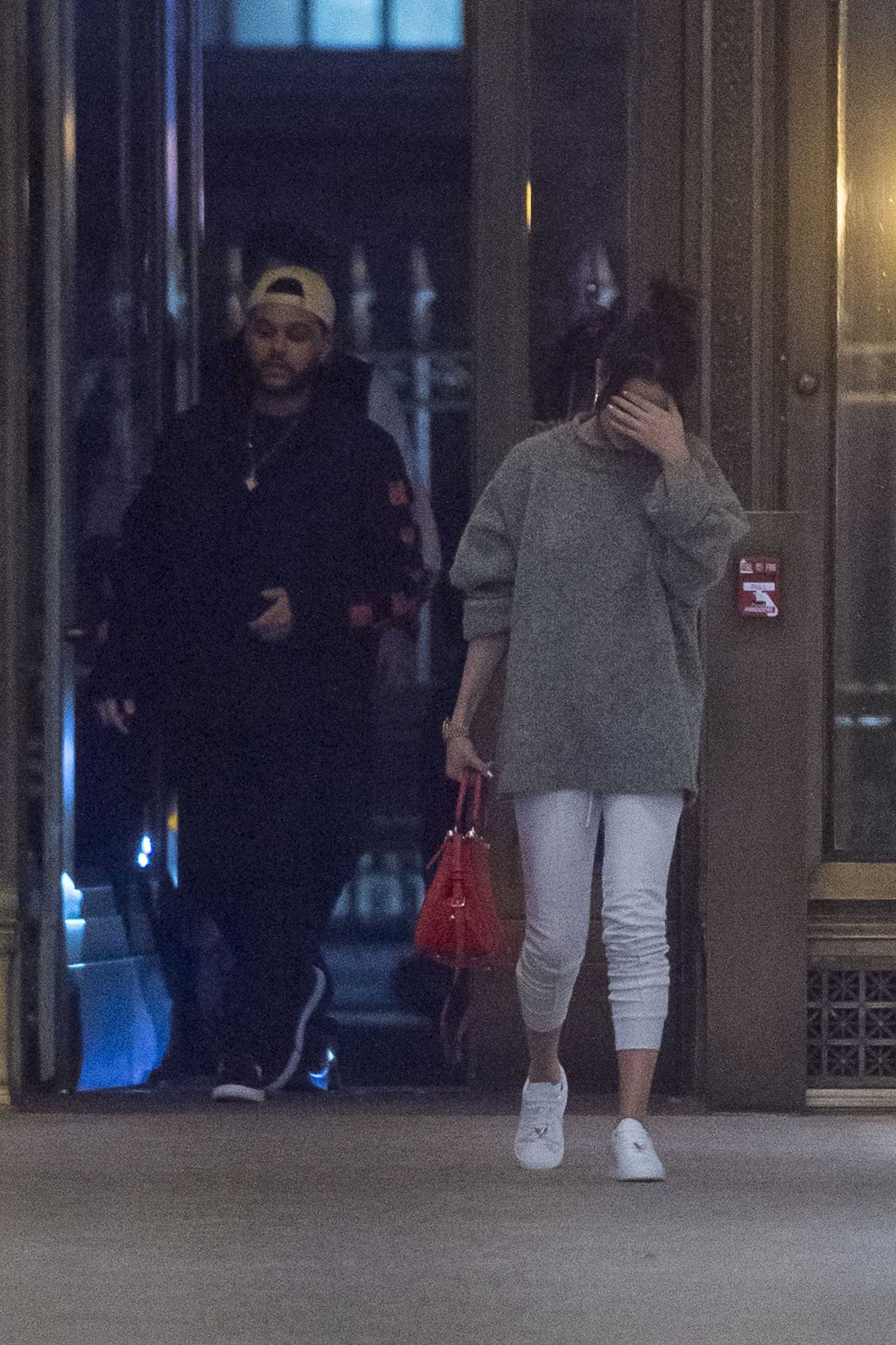 Selena_Gomez_-_Enjoy_a_dinner_date_at_Nobu2C_NYC_on_September_3-04.jpg