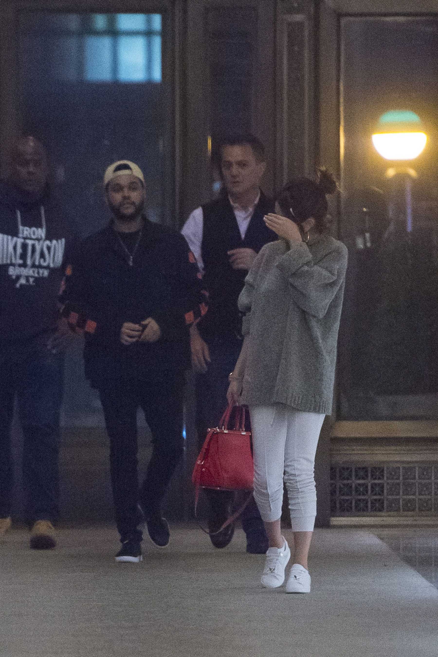Selena_Gomez_-_Enjoy_a_dinner_date_at_Nobu2C_NYC_on_September_3-06.jpg