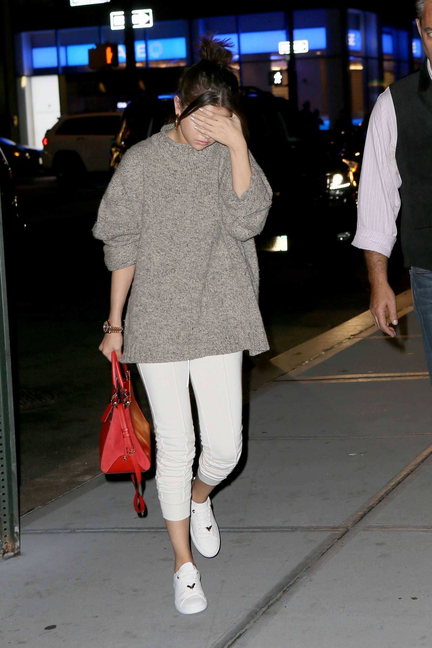 Selena_Gomez_-_Enjoy_a_dinner_date_at_Nobu2C_NYC_on_September_3-08.jpg